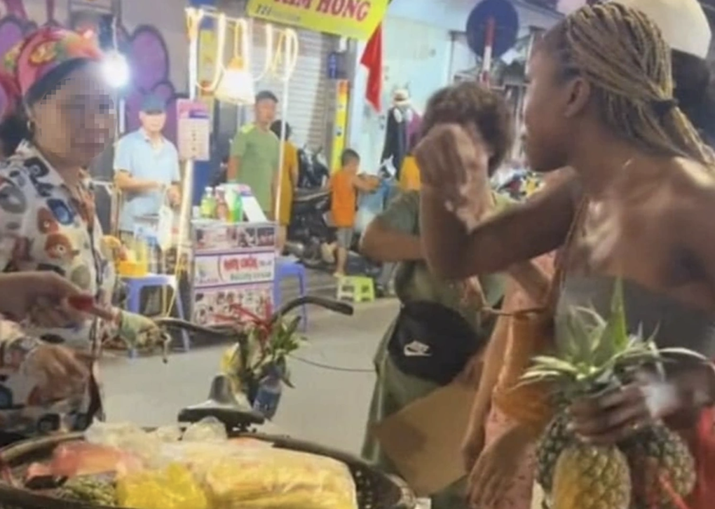 Th&ocirc;ng tin người b&aacute;n h&agrave;ng rong "chặt ch&eacute;m" 500 ngh&igrave;n đồng 3 quả dứa l&agrave; kh&ocirc;ng ch&iacute;nh x&aacute;c- Ảnh 1.