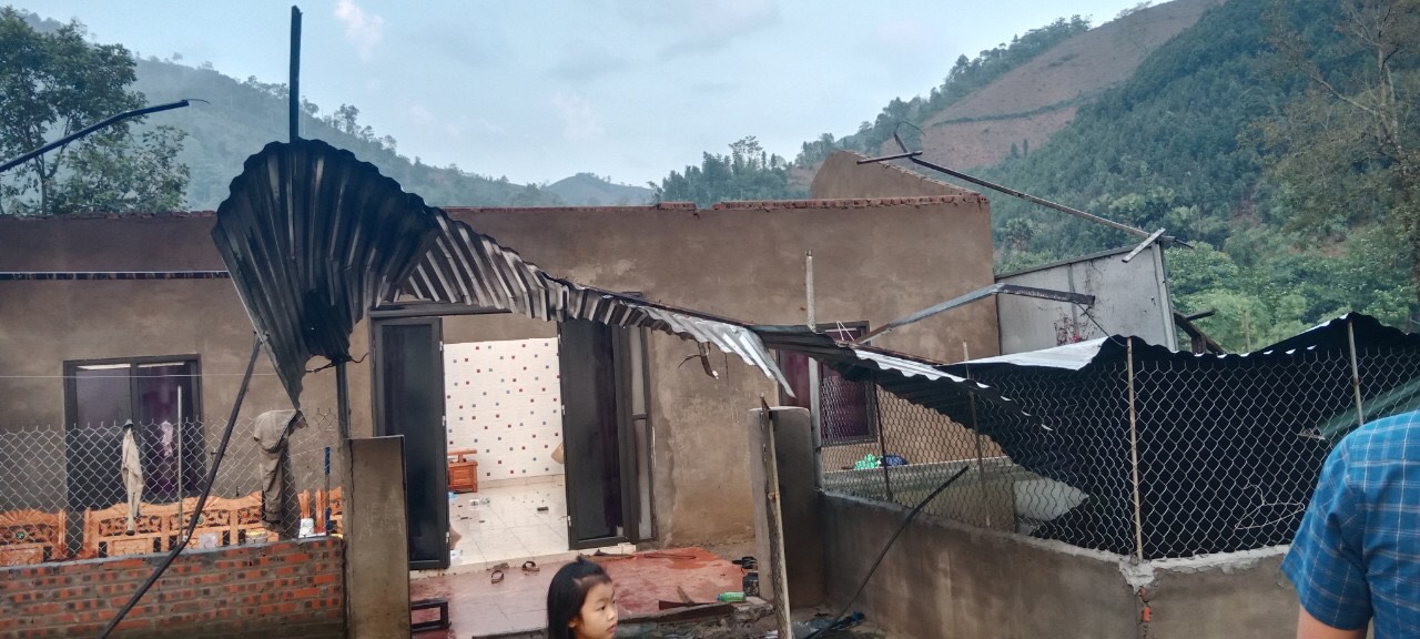 D&ocirc;ng lốc, h&agrave;ng trăm ng&ocirc;i nh&agrave; ở L&agrave;o Cai, Y&ecirc;n B&aacute;i bị tốc m&aacute;i- Ảnh 5.