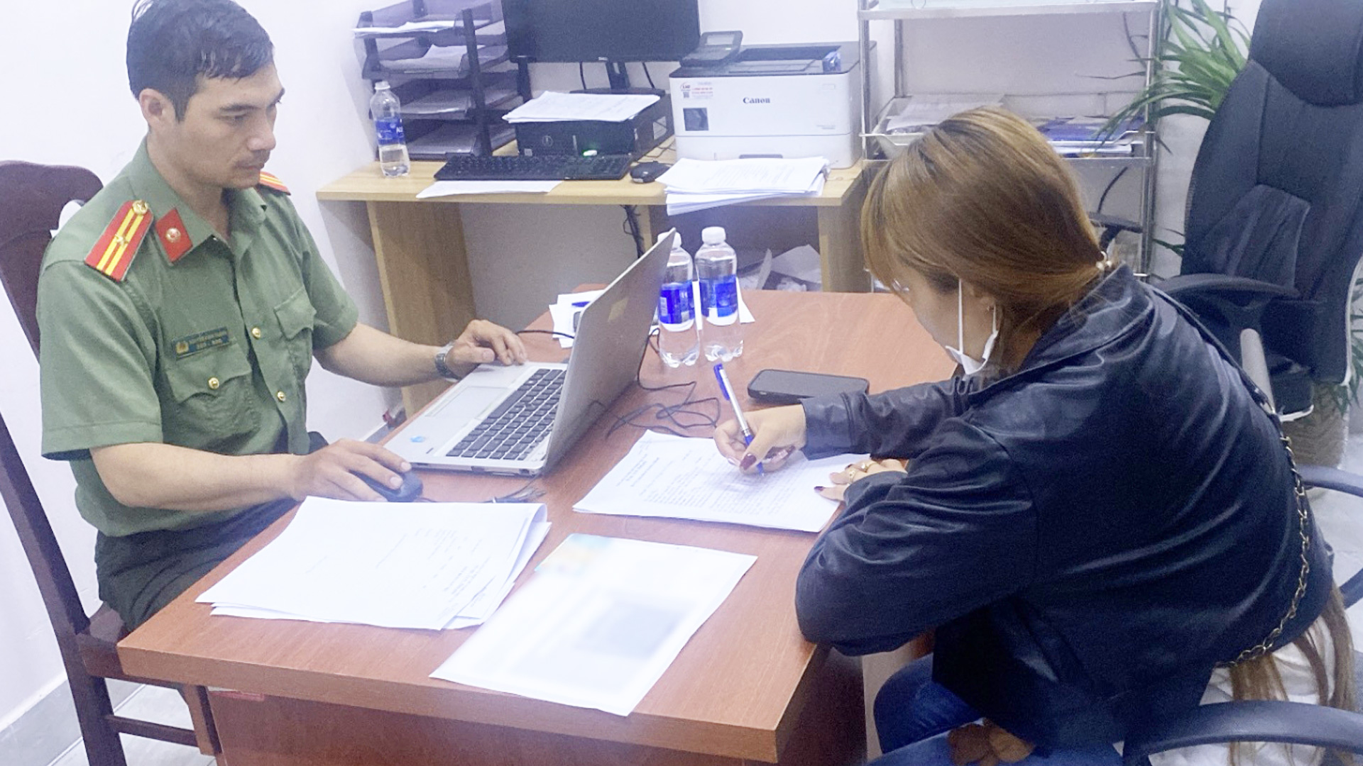 C&ocirc;ng an L&acirc;m Đồng triệu tập nhiều người đăng tải th&ocirc;ng tin sai sự thật tr&ecirc;n mạng x&atilde; hội- Ảnh 1.