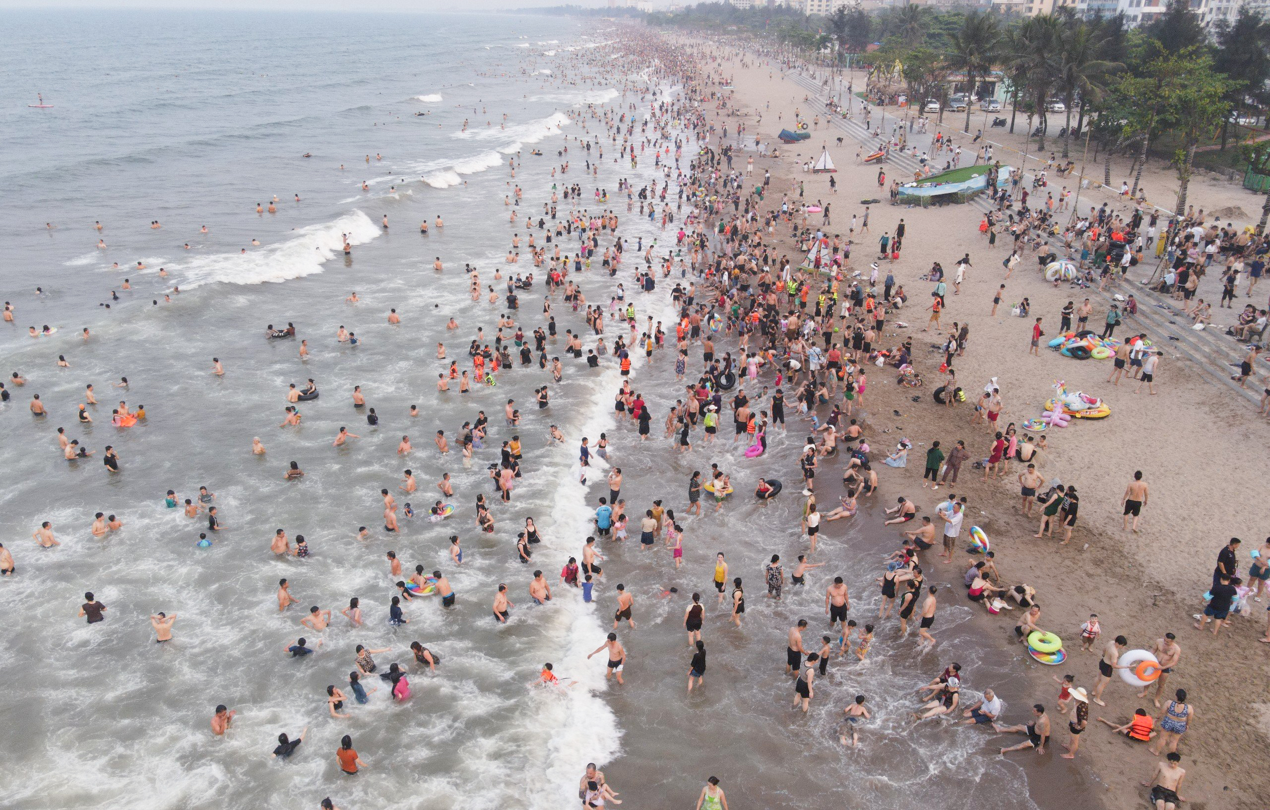 Nghệ An đ&oacute;n 950 ngh&igrave;n lượt kh&aacute;ch, doanh thu ước đạt 1,7 ngh&igrave;n tỷ đồng dịp nghỉ lễ- Ảnh 1.