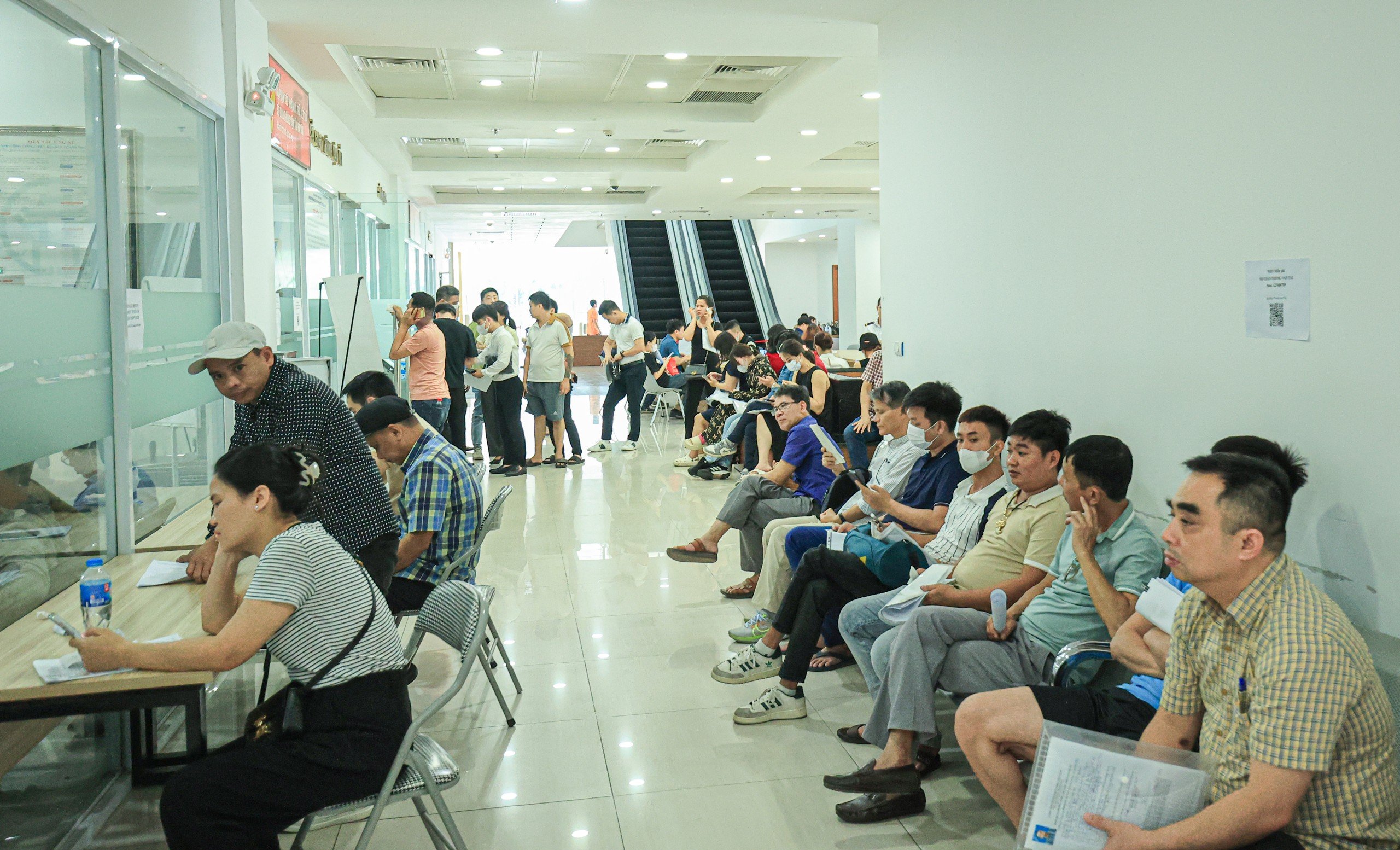 H&agrave; Nội: Người d&acirc;n &ugrave;n &ugrave;n đi cấp đổi GPLX- Ảnh 2.