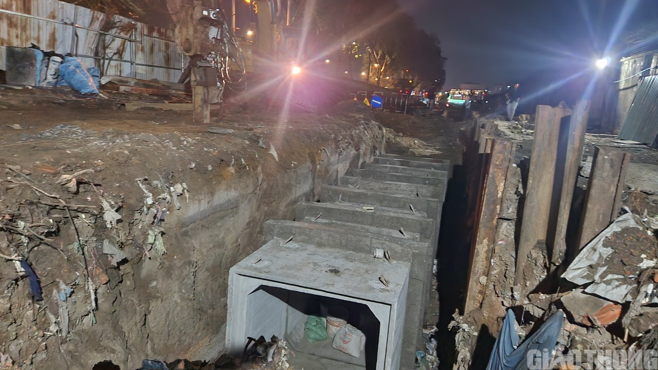 Xuy&ecirc;n đ&ecirc;m di dời đường điện, nước thi c&ocirc;ng tuyến metro Bến Th&agrave;nh - Tham Lương- Ảnh 4.