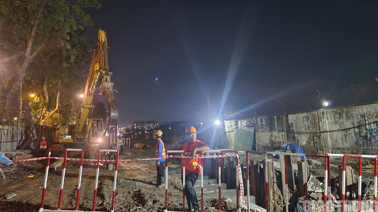 Xuy&ecirc;n đ&ecirc;m di dời đường điện, nước thi c&ocirc;ng tuyến metro Bến Th&agrave;nh - Tham Lương- Ảnh 2.