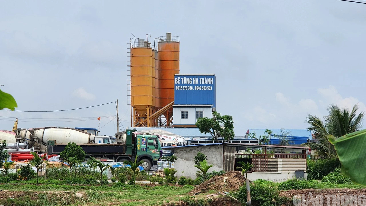 Nam Định: Trạm trộn, bến b&atilde;i tr&aacute;i ph&eacute;p bủa v&acirc;y s&ocirc;ng Ninh Cơ- Ảnh 1.