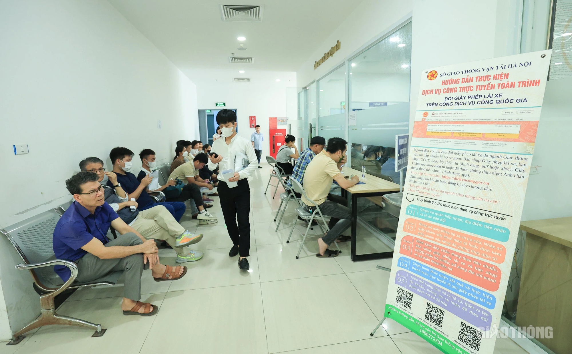 H&agrave; Nội: Người d&acirc;n &ugrave;n &ugrave;n đi cấp đổi GPLX- Ảnh 1.