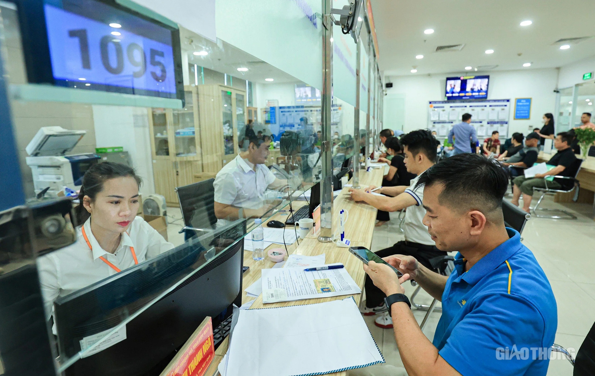 H&agrave; Nội: Người d&acirc;n &ugrave;n &ugrave;n đi cấp đổi GPLX- Ảnh 6.