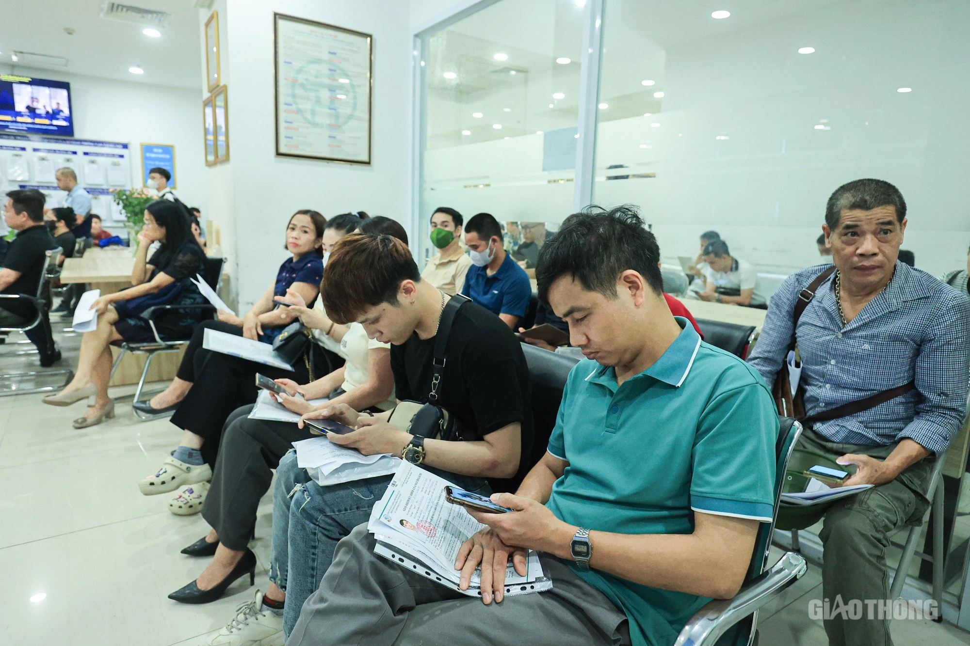 H&agrave; Nội: Người d&acirc;n &ugrave;n &ugrave;n đi cấp đổi GPLX- Ảnh 9.
