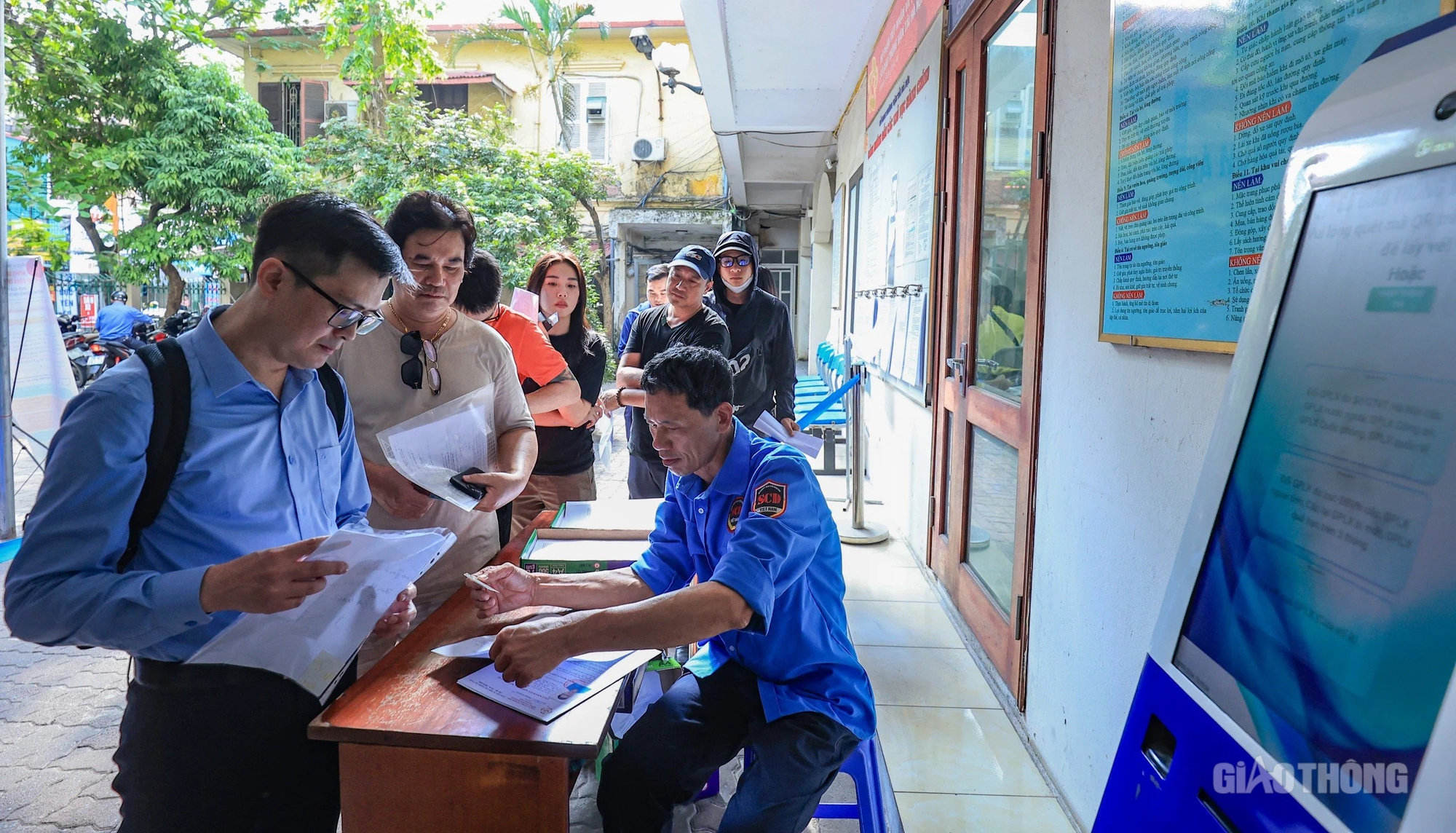 H&agrave; Nội: Người d&acirc;n &ugrave;n &ugrave;n đi cấp đổi GPLX- Ảnh 10.