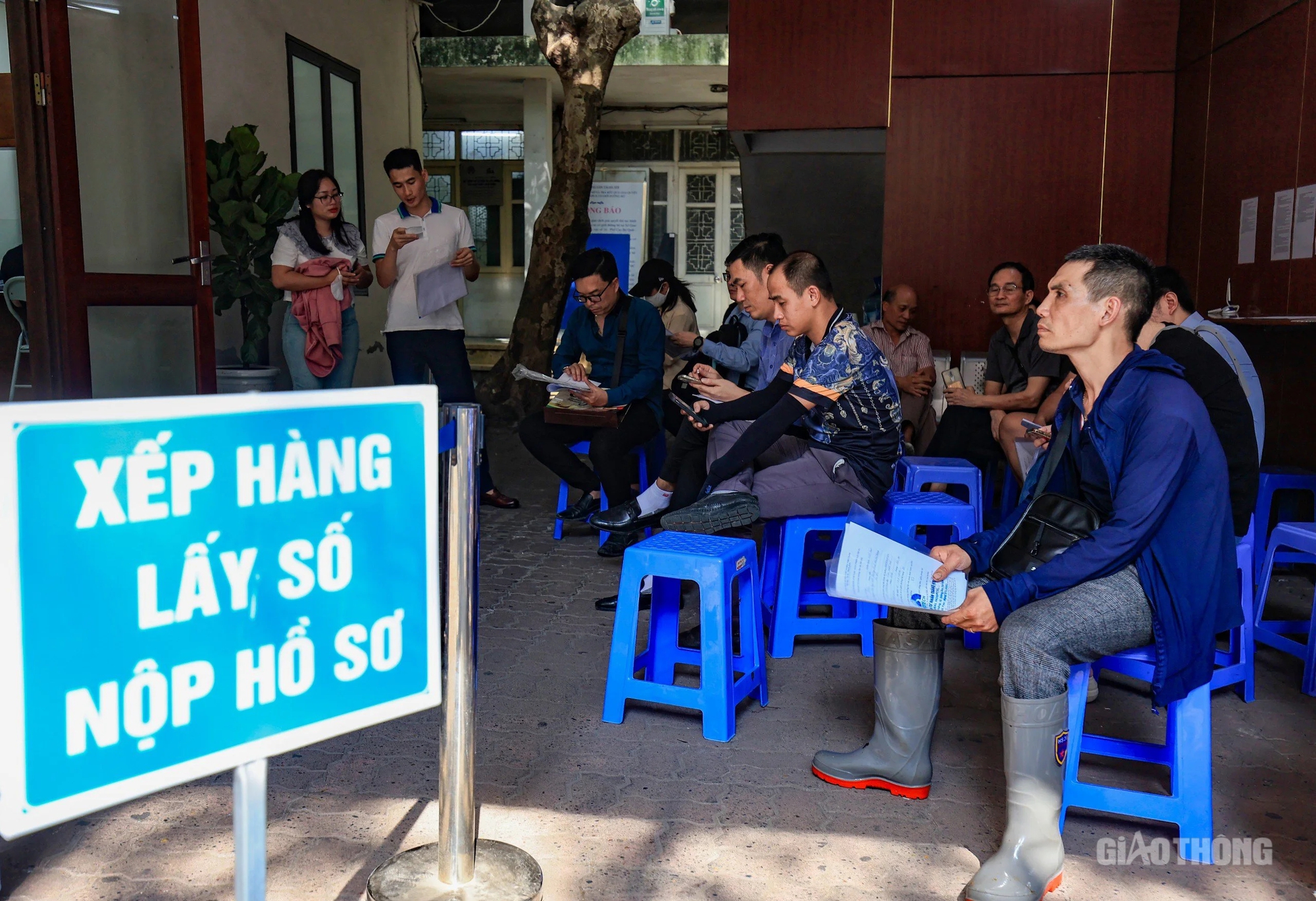 H&agrave; Nội: Người d&acirc;n &ugrave;n &ugrave;n đi cấp đổi GPLX- Ảnh 11.
