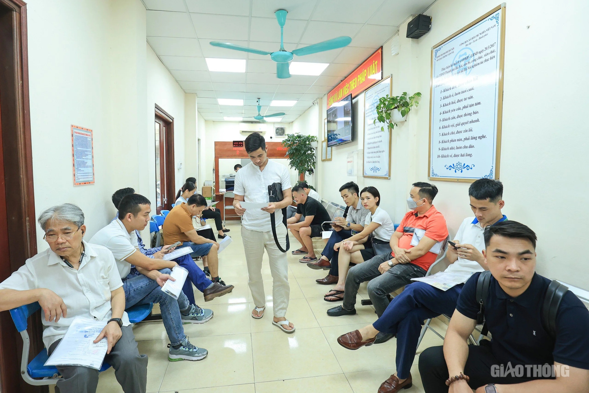 H&agrave; Nội: Người d&acirc;n &ugrave;n &ugrave;n đi cấp đổi GPLX- Ảnh 14.