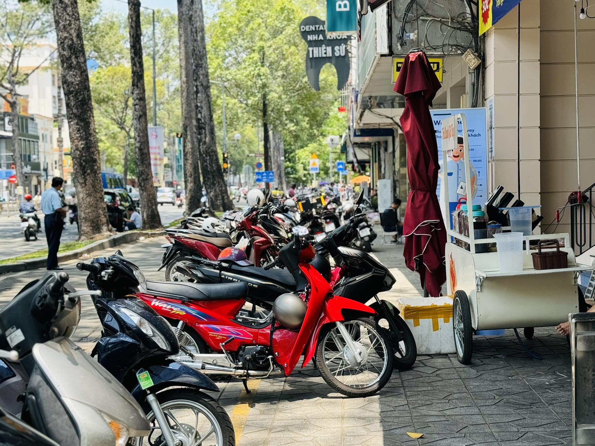 TP.HCM: Trả ph&iacute; thu&ecirc; vỉa h&egrave;, người d&acirc;n tho&aacute;t cảnh nơm nớp chạy trốn nh&acirc;n vi&ecirc;n đ&ocirc; thị- Ảnh 7.