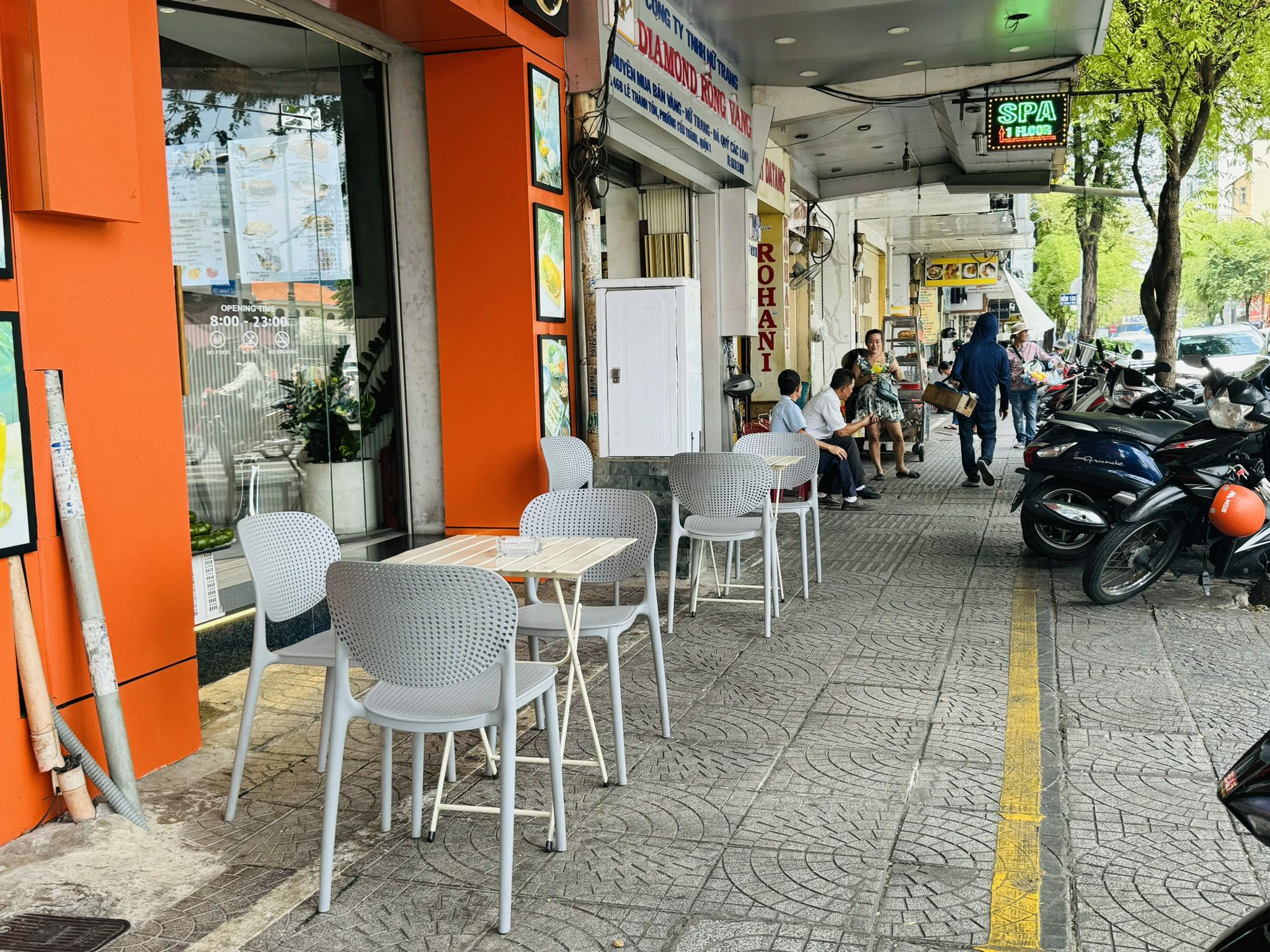 TP.HCM: Trả ph&iacute; thu&ecirc; vỉa h&egrave;, người d&acirc;n tho&aacute;t cảnh nơm nớp chạy trốn nh&acirc;n vi&ecirc;n đ&ocirc; thị- Ảnh 3.