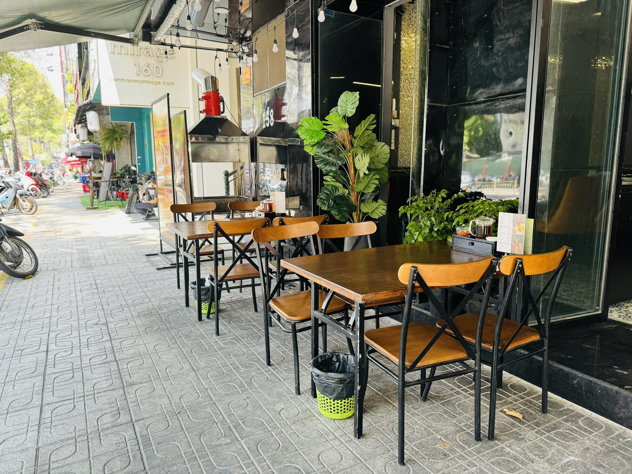 TP.HCM: Trả ph&iacute; thu&ecirc; vỉa h&egrave;, người d&acirc;n tho&aacute;t cảnh nơm nớp chạy trốn nh&acirc;n vi&ecirc;n đ&ocirc; thị- Ảnh 4.