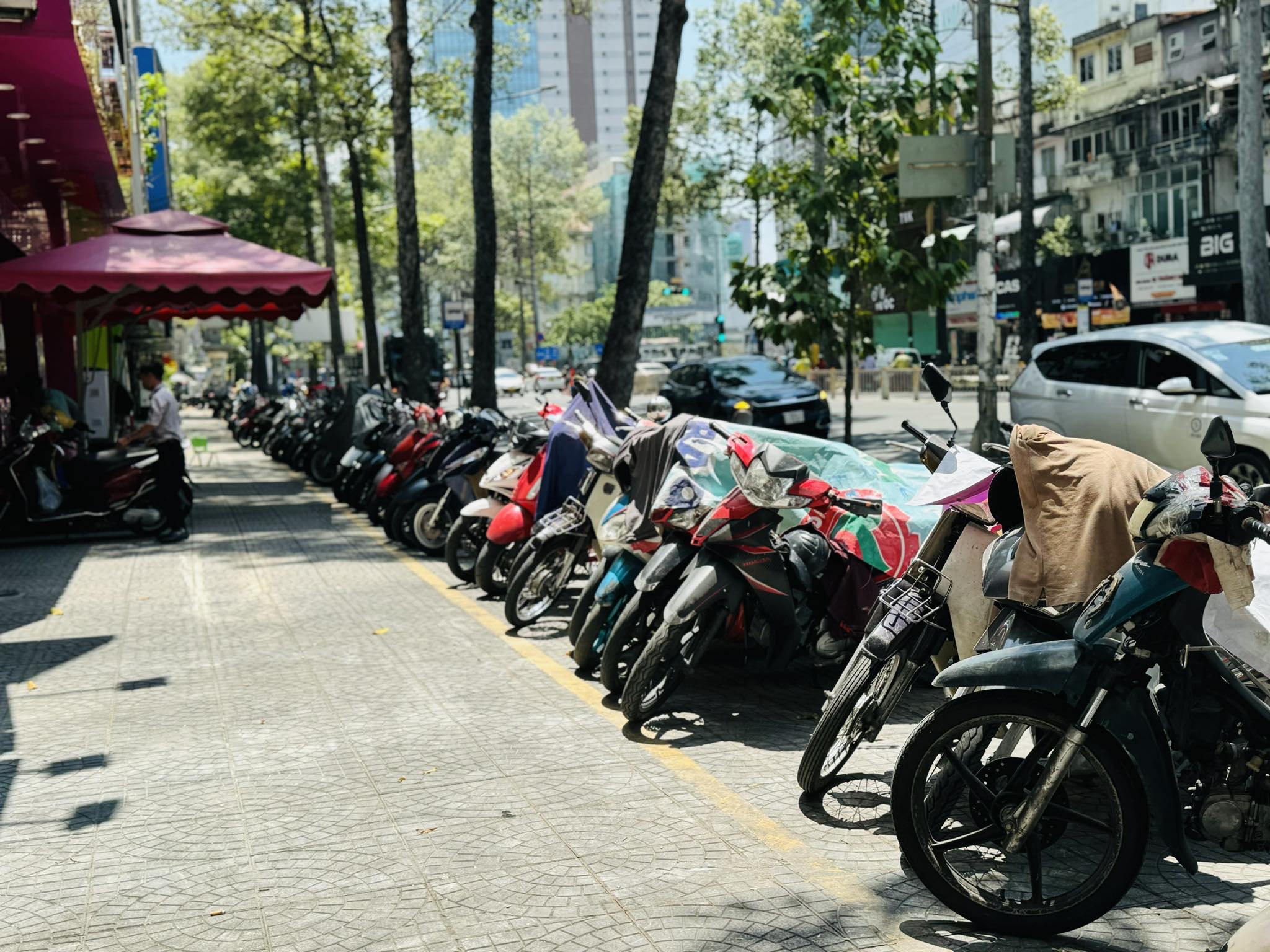 TP.HCM: Trả ph&iacute; thu&ecirc; vỉa h&egrave;, người d&acirc;n tho&aacute;t cảnh nơm nớp chạy trốn nh&acirc;n vi&ecirc;n đ&ocirc; thị- Ảnh 6.
