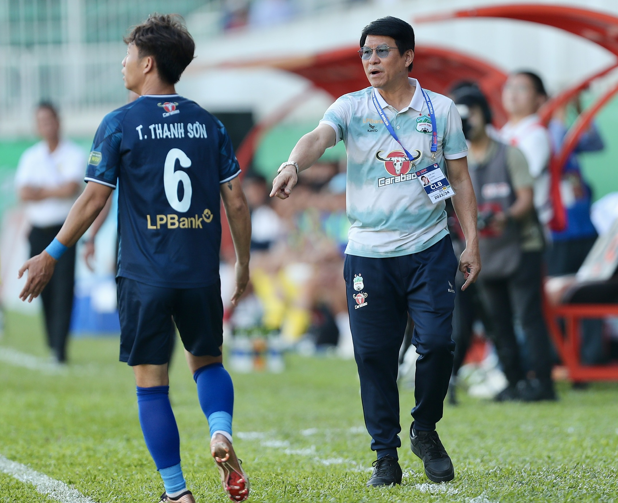 M&agrave;n cứu thua ngoạn mục của HLV Vũ Tiến Th&agrave;nh khiến bầu Đức kh&oacute; xử- Ảnh 2.