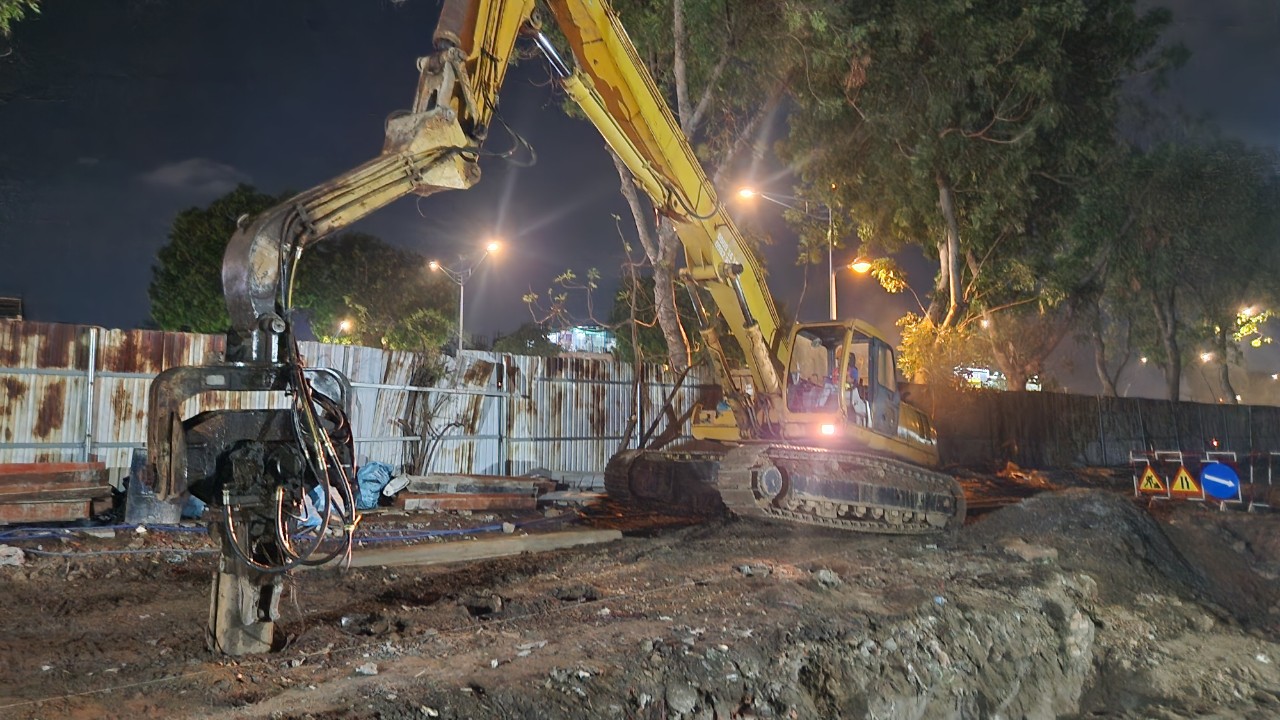 Xuy&ecirc;n đ&ecirc;m di dời đường điện, nước thi c&ocirc;ng tuyến metro Bến Th&agrave;nh - Tham Lương- Ảnh 1.