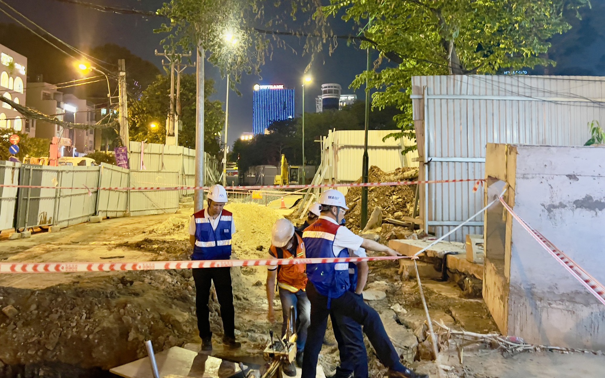 Xuy&ecirc;n đ&ecirc;m di dời đường điện, nước thi c&ocirc;ng tuyến metro Bến Th&agrave;nh - Tham Lương