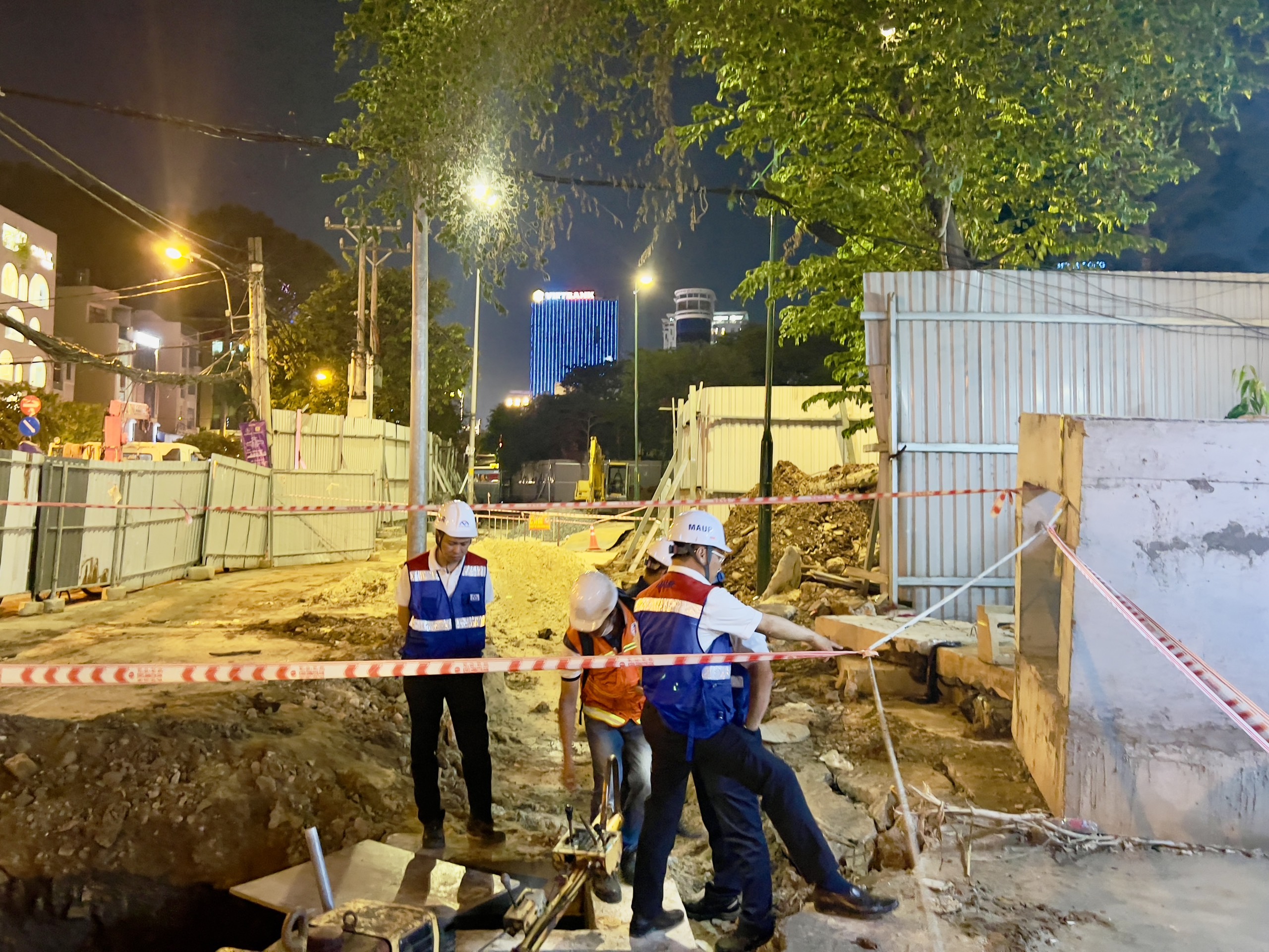 Xuy&ecirc;n đ&ecirc;m di dời đường điện, nước thi c&ocirc;ng tuyến metro Bến Th&agrave;nh - Tham Lương- Ảnh 5.