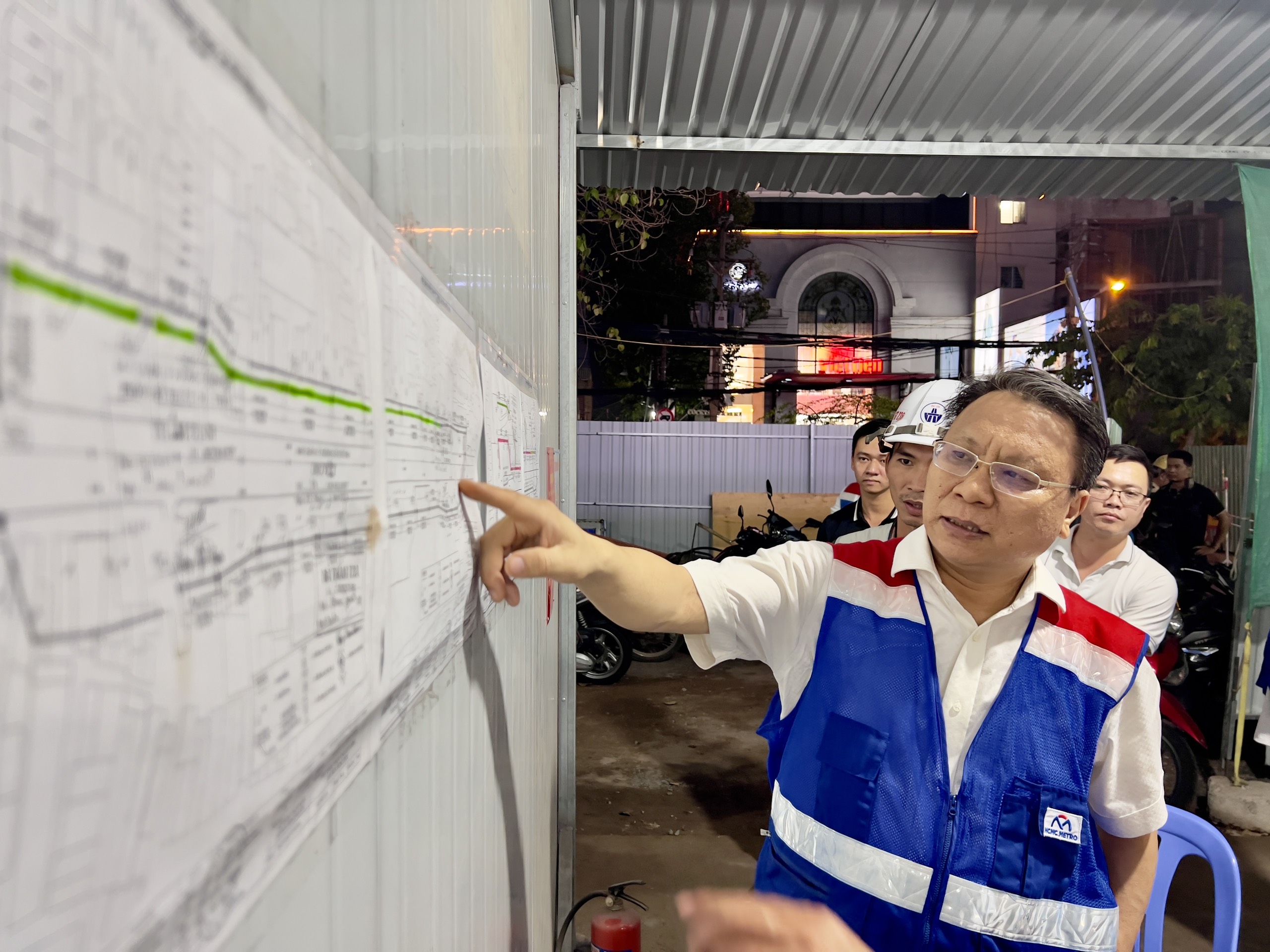 Xuy&ecirc;n đ&ecirc;m di dời đường điện, nước thi c&ocirc;ng tuyến metro Bến Th&agrave;nh - Tham Lương- Ảnh 6.