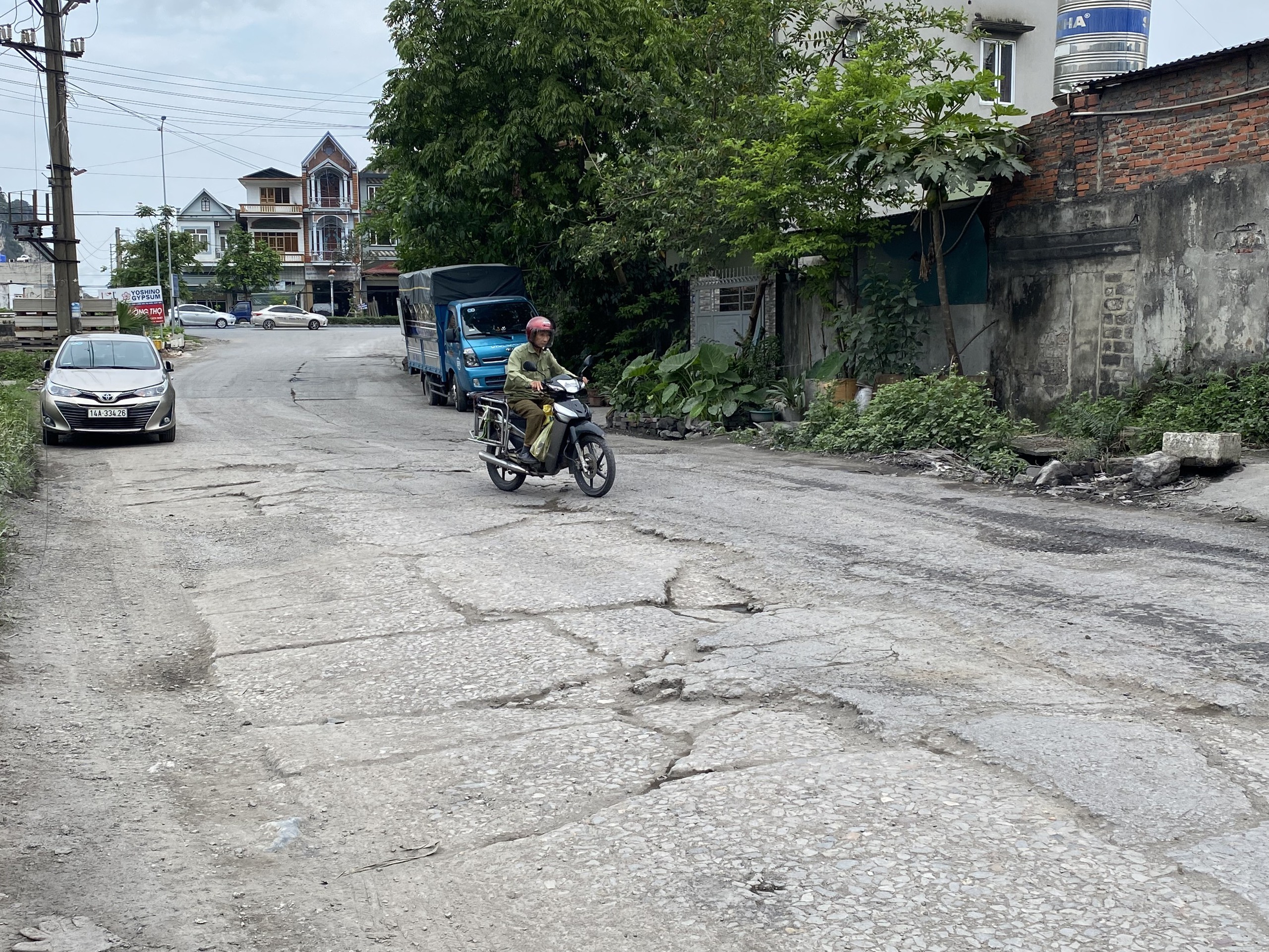 Quảng Ninh: Đường khu d&acirc;n cư biến dạng v&igrave; xe tải trọng lớn quần thảo- Ảnh 3.