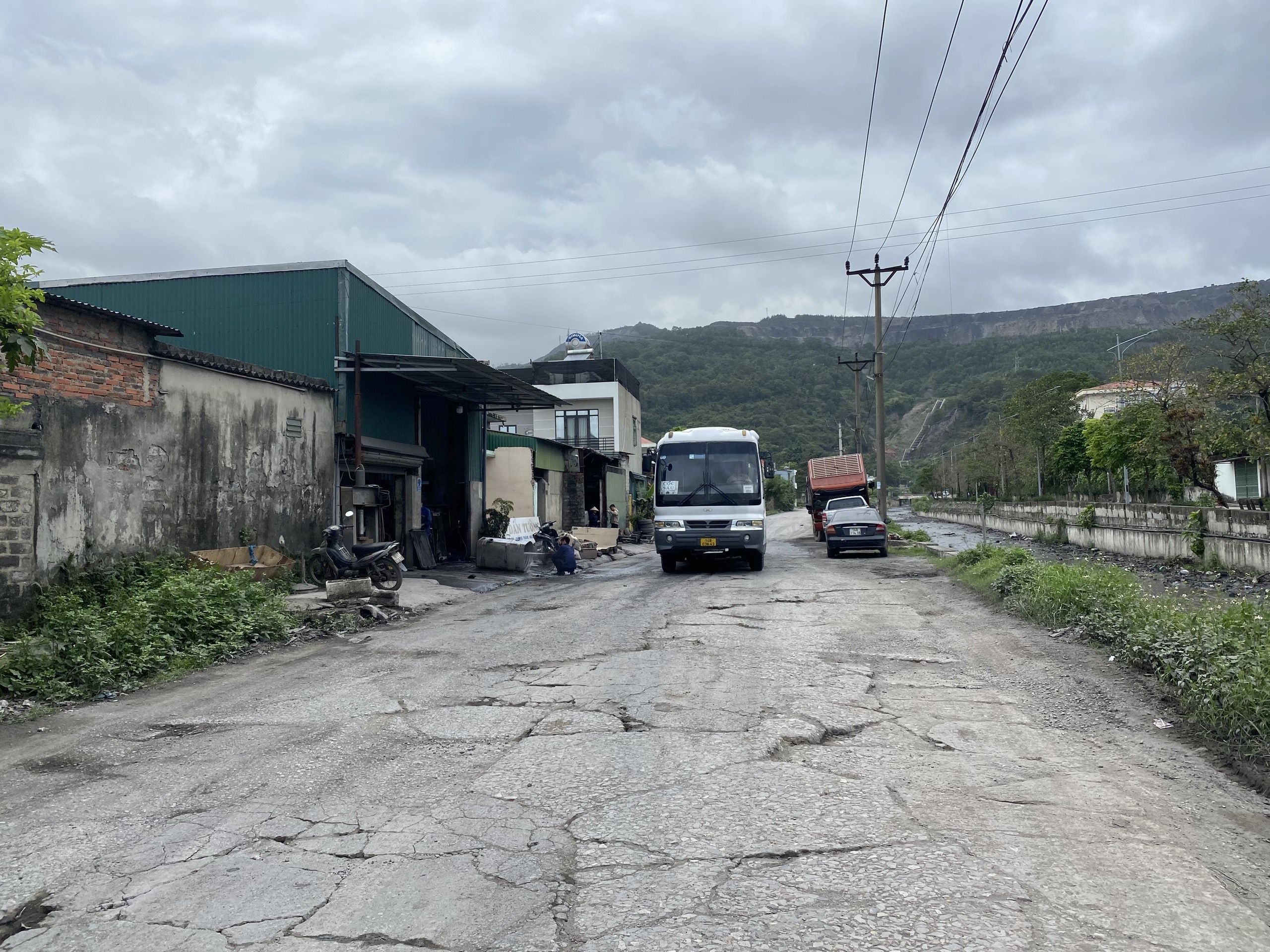 Quảng Ninh: Đường khu d&acirc;n cư biến dạng v&igrave; xe tải trọng lớn quần thảo- Ảnh 4.