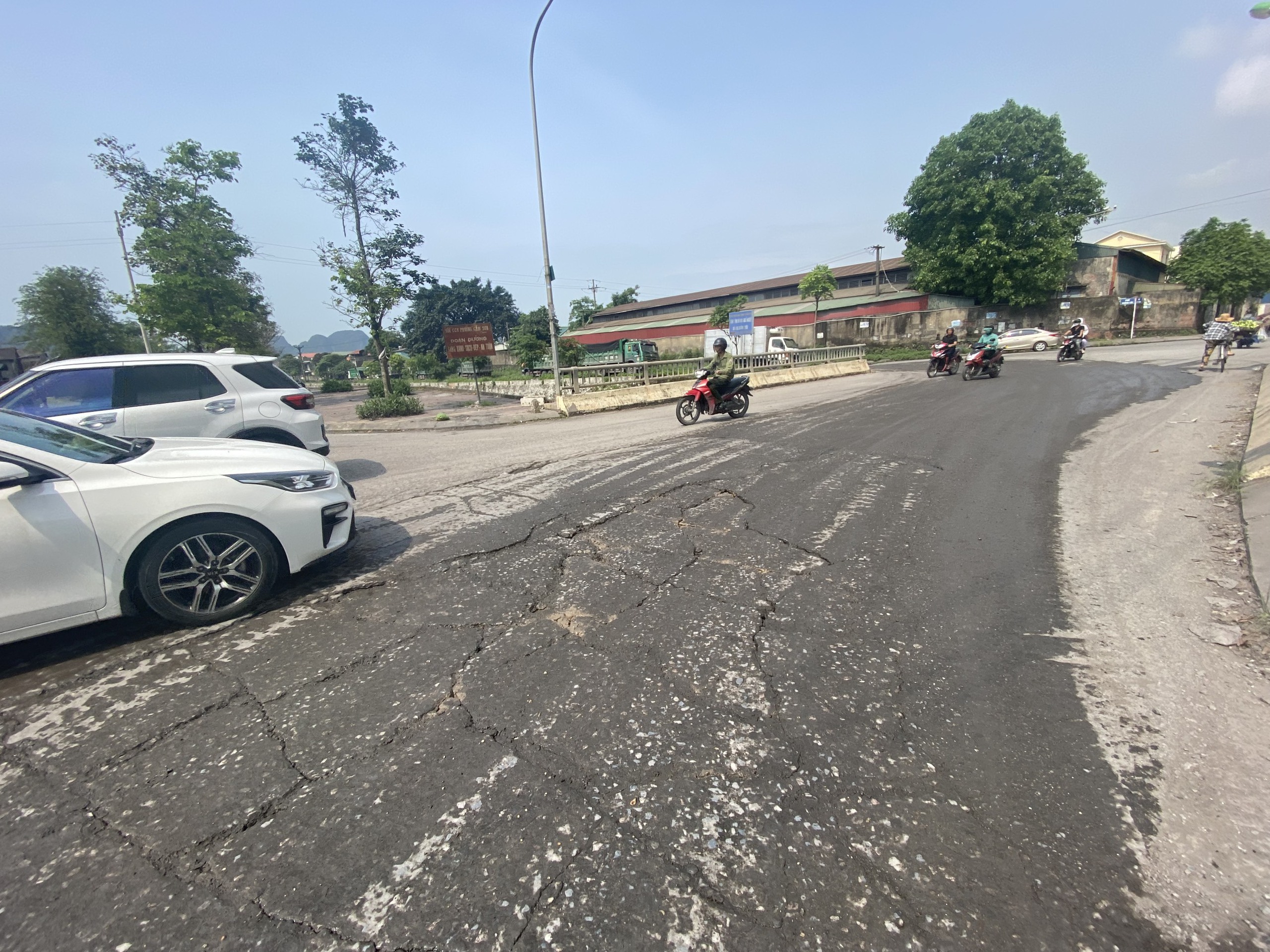 Quảng Ninh: Đường khu d&acirc;n cư biến dạng v&igrave; xe tải trọng lớn quần thảo- Ảnh 2.