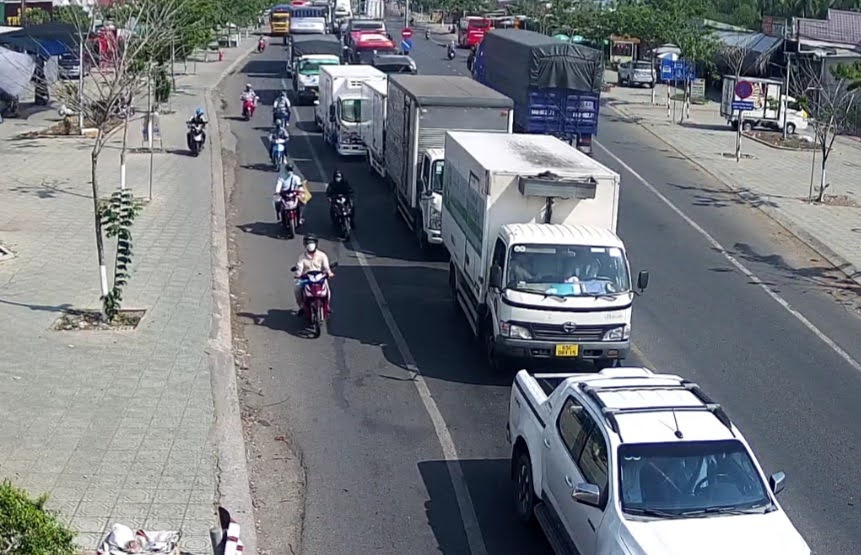 Ba &ocirc; t&ocirc; va chạm li&ecirc;n ho&agrave;n tr&ecirc;n Cầu Rạch Miễu, quốc lộ 60 &ugrave;n ứ k&eacute;o d&agrave;i- Ảnh 4.