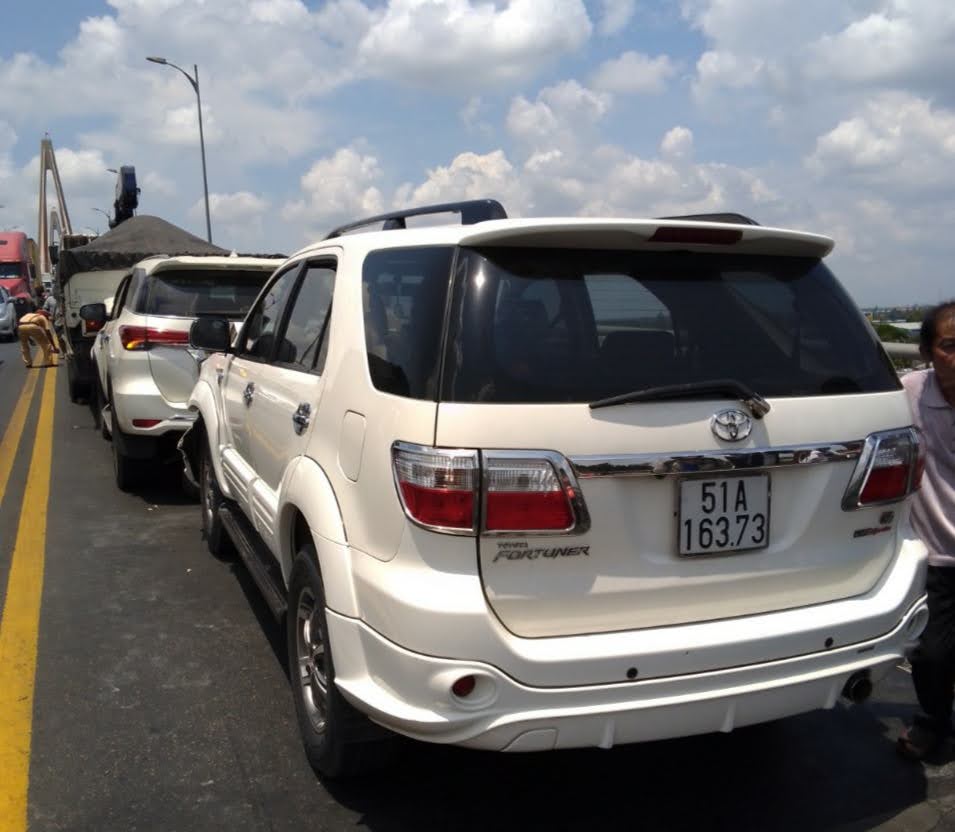 Ba &ocirc; t&ocirc; va chạm li&ecirc;n ho&agrave;n tr&ecirc;n Cầu Rạch Miễu, quốc lộ 60 &ugrave;n ứ k&eacute;o d&agrave;i- Ảnh 2.