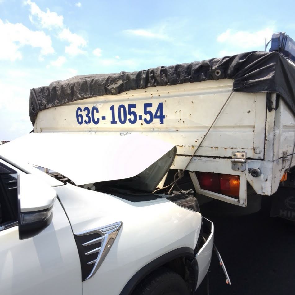 Ba &ocirc; t&ocirc; va chạm li&ecirc;n ho&agrave;n tr&ecirc;n Cầu Rạch Miễu, quốc lộ 60 &ugrave;n ứ k&eacute;o d&agrave;i- Ảnh 1.