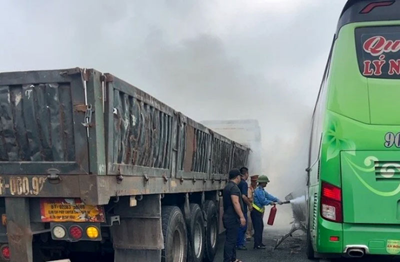 Hiện trường vụ ch&aacute;y xe kh&aacute;ch tr&ecirc;n cao tốc Ph&aacute;p V&acirc;n - Cầu Giẽ.