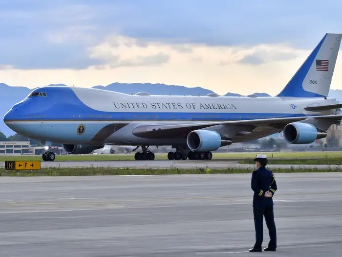 5 chiếc m&aacute;y bay Boeing 747-8 mua lại của h&atilde;ng bay Korean Air c&oacute; khả năng được ho&aacute;n cải th&agrave;nh d&ograve;ng phi cơ &ldquo;Ng&agrave;y tận thế&rdquo; (Doomsday) E-4B Nightwatch của Kh&ocirc;ng qu&acirc;n Mỹ. (Ảnh: Business Insider)