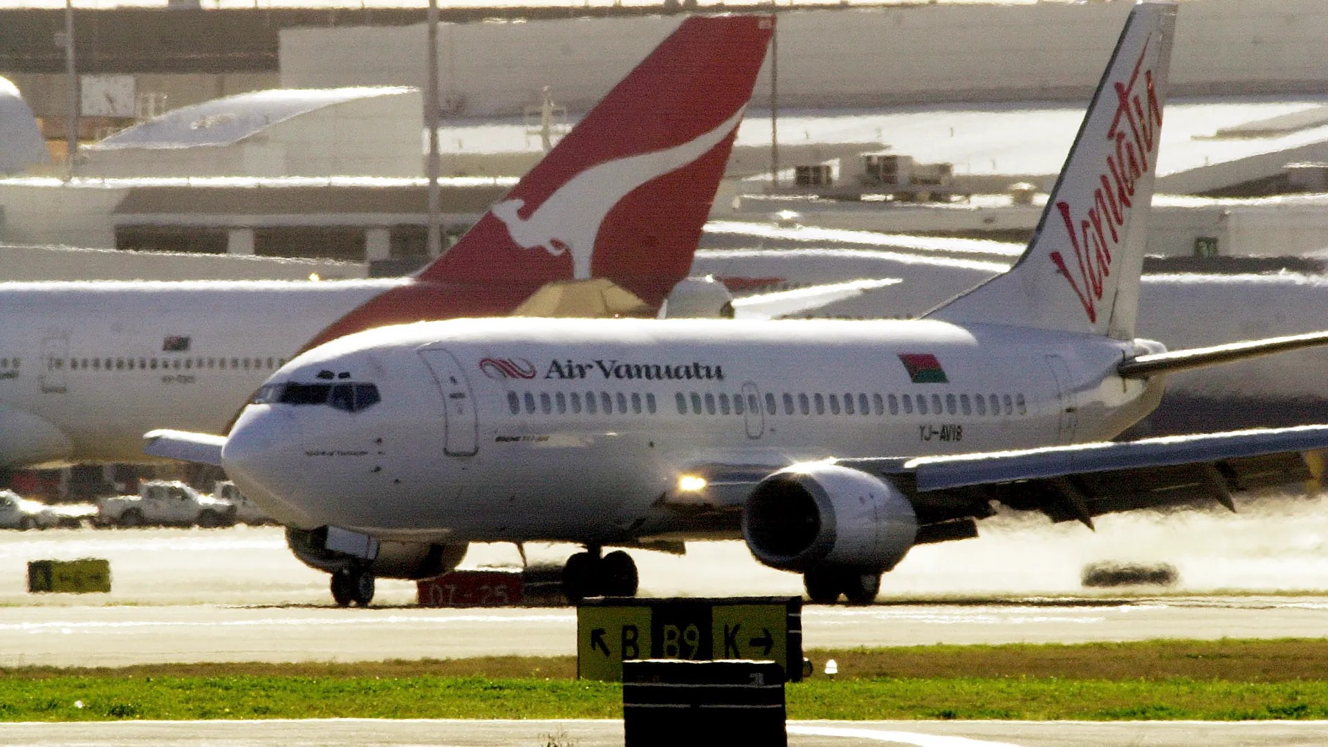 Air Vanuatu đ&atilde; hủy to&agrave;n bộ chuyến bay quốc tế, khiến h&agrave;ng ngh&igrave;n h&agrave;nh kh&aacute;ch mắc kẹt tại quốc đảo Nam Th&aacute;i B&igrave;nh Dương n&agrave;y. (Ảnh: AP)