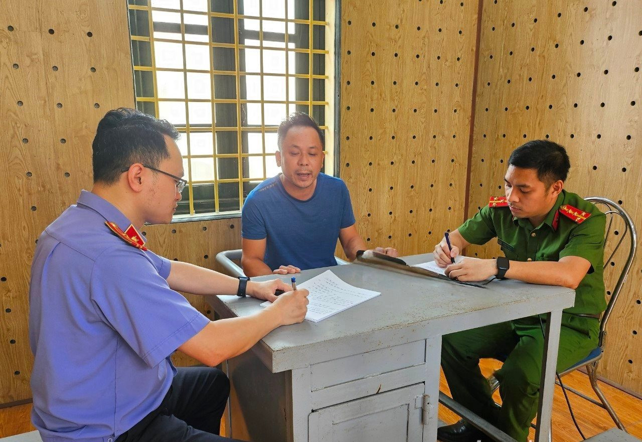 Bắt nh&oacute;m người h&uacute;t c&aacute;t tr&aacute;i ph&eacute;p tr&ecirc;n s&ocirc;ng, phun nước chống đối cảnh s&aacute;t- Ảnh 1.