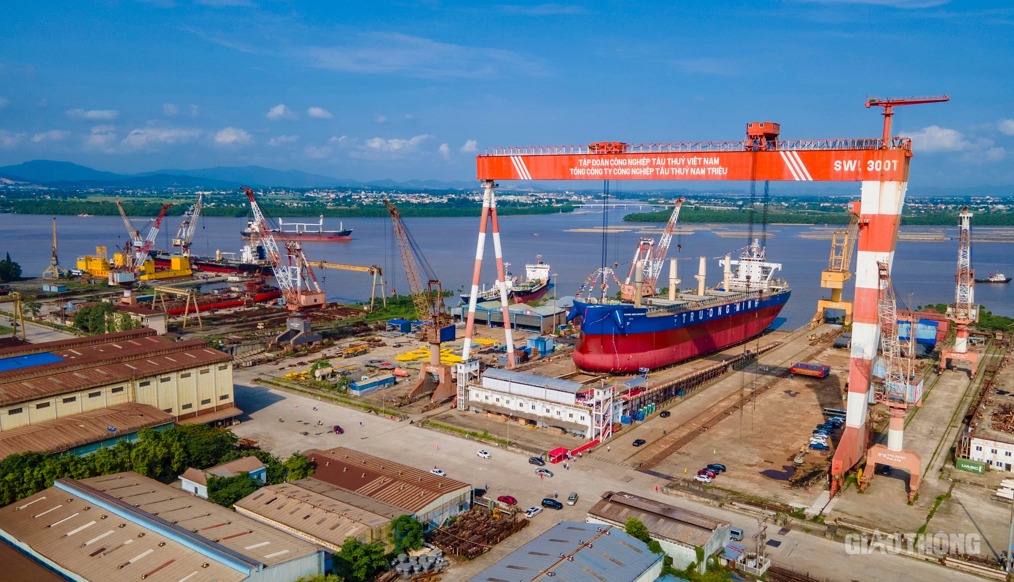 Cận cảnh hạ thủy tàu 65 nghìn tấn - tàu hàng rời lớn nhất đóng mới tại Việt Nam- Ảnh 1. Cận cảnh hạ thủy tàu 65 nghìn tấn - tàu hàng rời lớn nhất đóng mới tại Việt Nam- Ảnh 1.