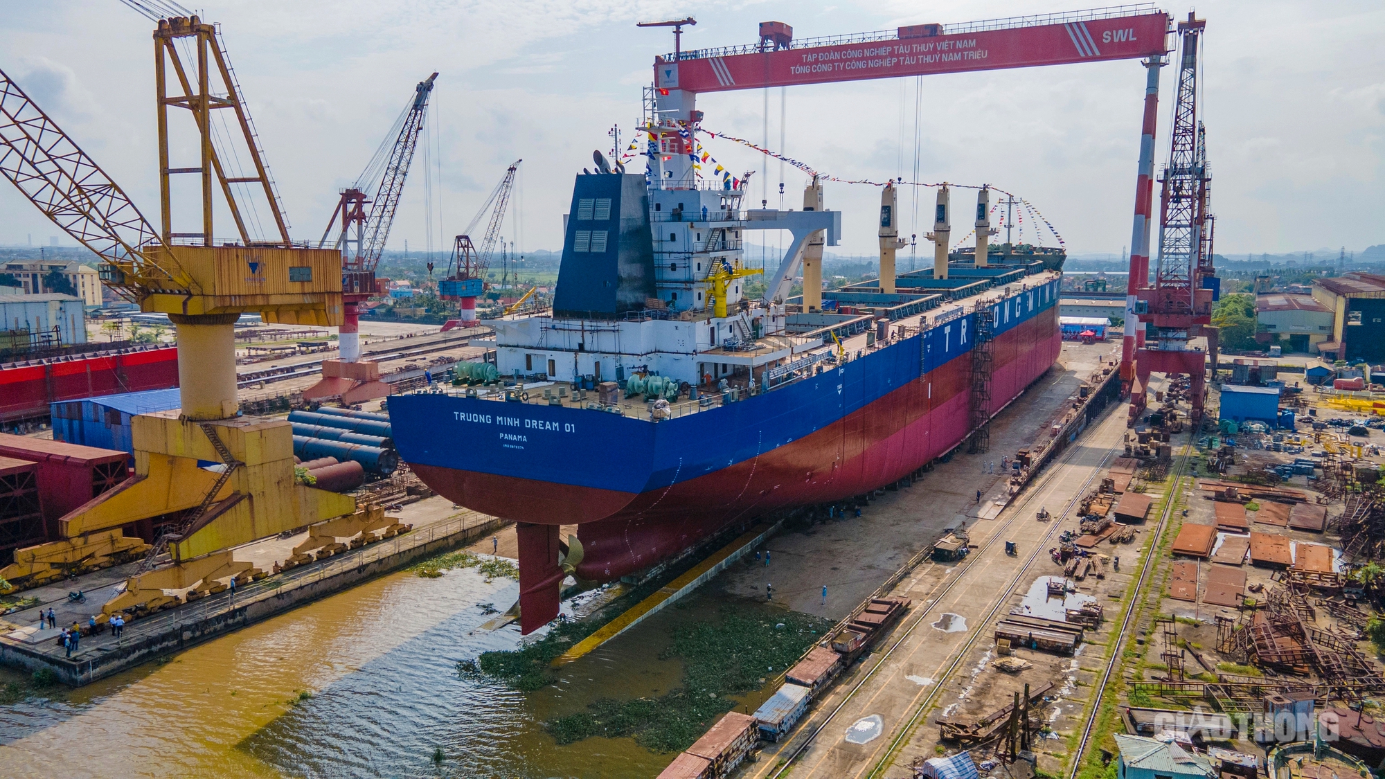 Cận cảnh hạ thủy tàu 65 nghìn tấn - tàu hàng rời lớn nhất đóng mới tại Việt Nam- Ảnh 3. Cận cảnh hạ thủy tàu 65 nghìn tấn - tàu hàng rời lớn nhất đóng mới tại Việt Nam- Ảnh 3.