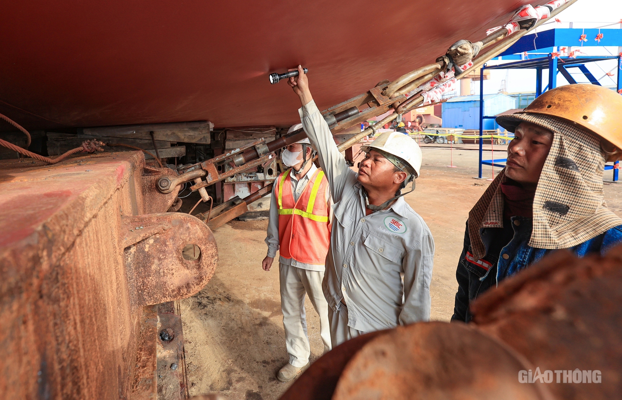 Cận cảnh hạ thủy tàu 65 nghìn tấn - tàu hàng rời lớn nhất đóng mới tại Việt Nam- Ảnh 6. Cận cảnh hạ thủy tàu 65 nghìn tấn - tàu hàng rời lớn nhất đóng mới tại Việt Nam- Ảnh 6.