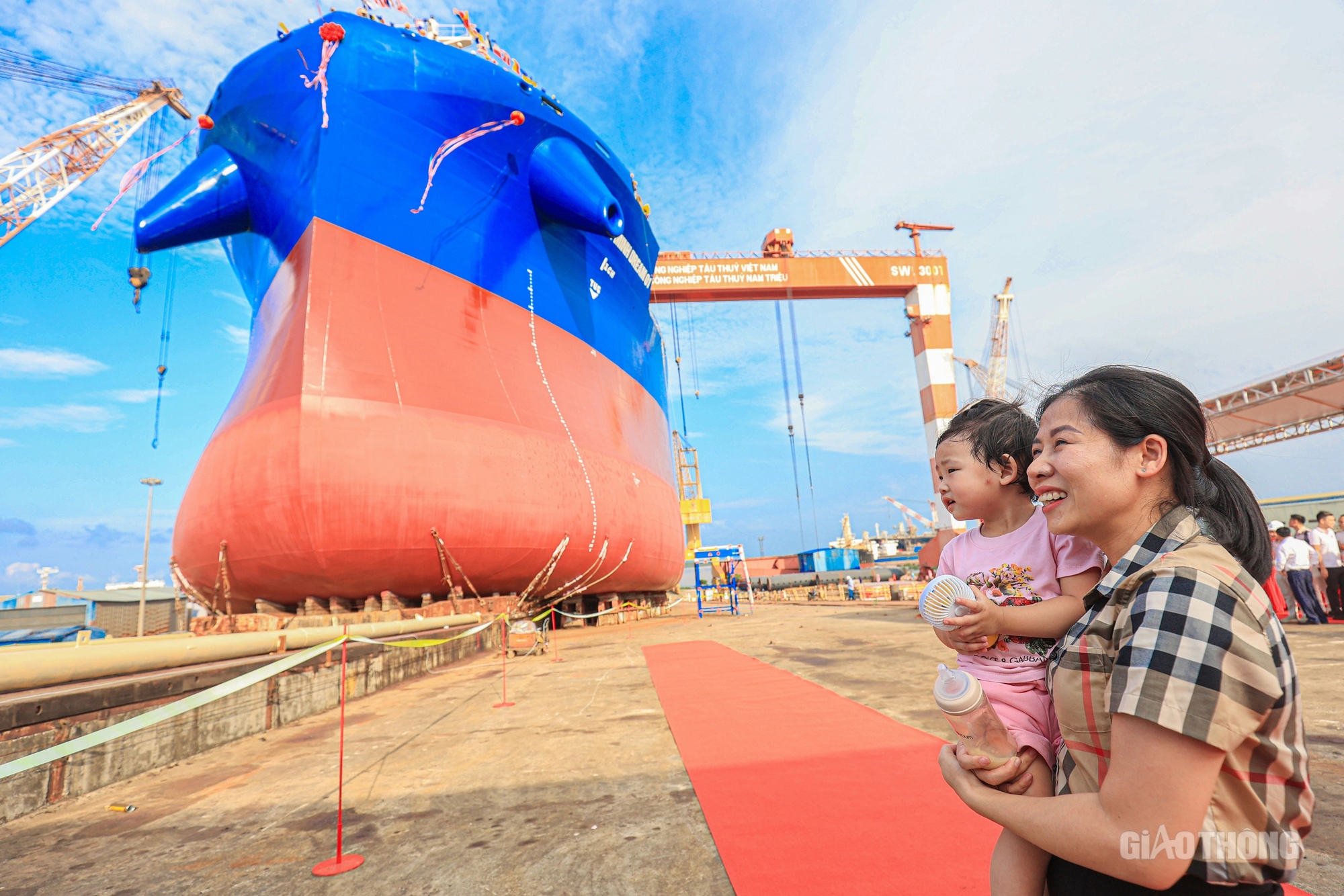 Cận cảnh hạ thủy tàu 65 nghìn tấn - tàu hàng rời lớn nhất đóng mới tại Việt Nam- Ảnh 7. Cận cảnh hạ thủy tàu 65 nghìn tấn - tàu hàng rời lớn nhất đóng mới tại Việt Nam- Ảnh 7.