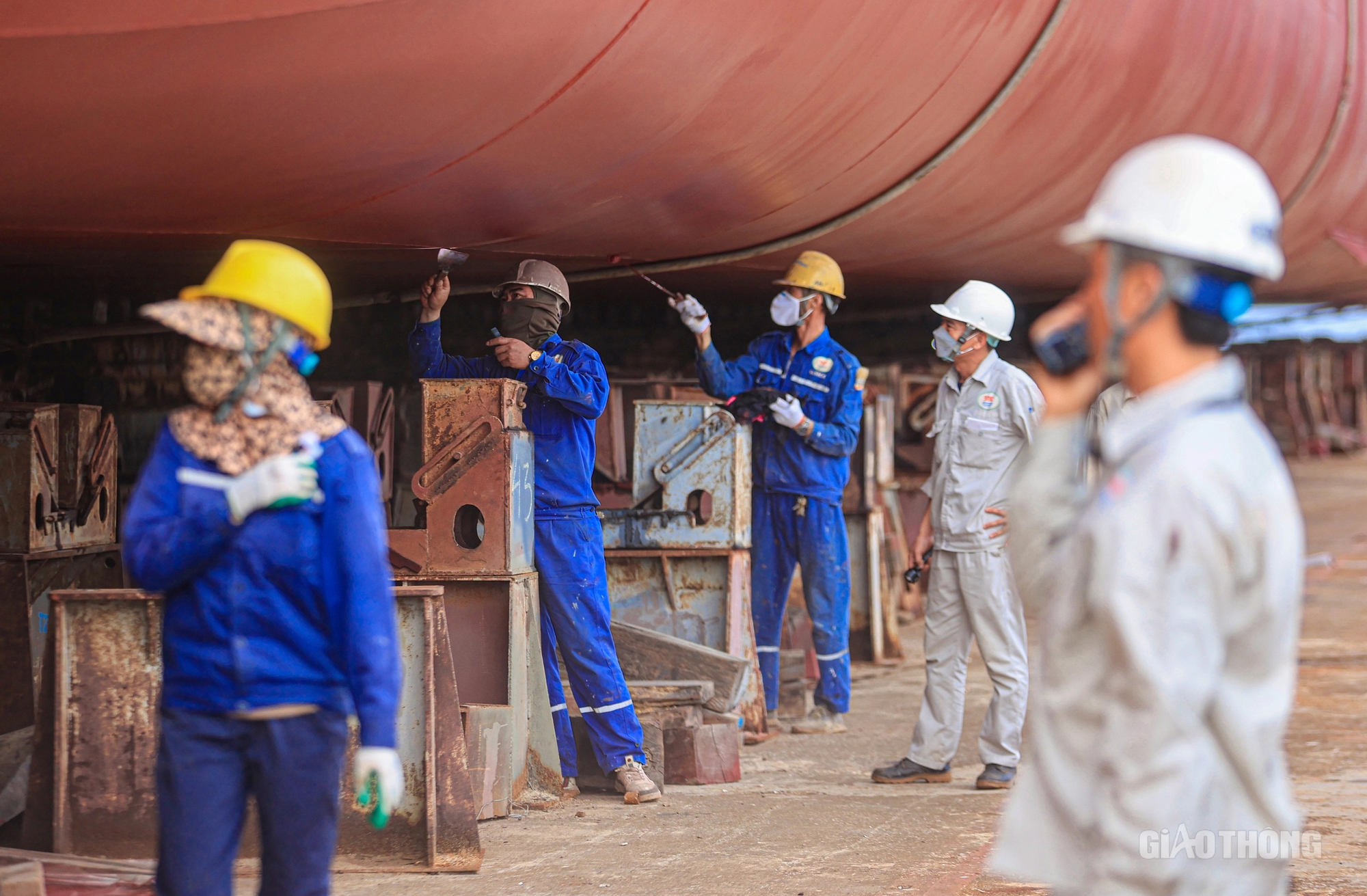 Cận cảnh hạ thủy tàu 65 nghìn tấn - tàu hàng rời lớn nhất đóng mới tại Việt Nam- Ảnh 9. Cận cảnh hạ thủy tàu 65 nghìn tấn - tàu hàng rời lớn nhất đóng mới tại Việt Nam- Ảnh 9.