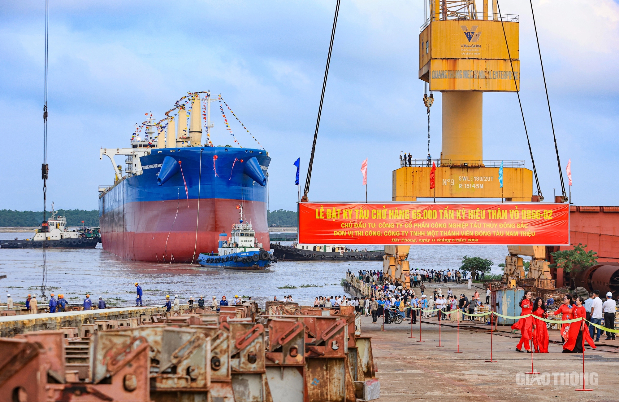 Cận cảnh hạ thủy tàu 65 nghìn tấn - tàu hàng rời lớn nhất đóng mới tại Việt Nam- Ảnh 17. Cận cảnh hạ thủy tàu 65 nghìn tấn - tàu hàng rời lớn nhất đóng mới tại Việt Nam- Ảnh 17.