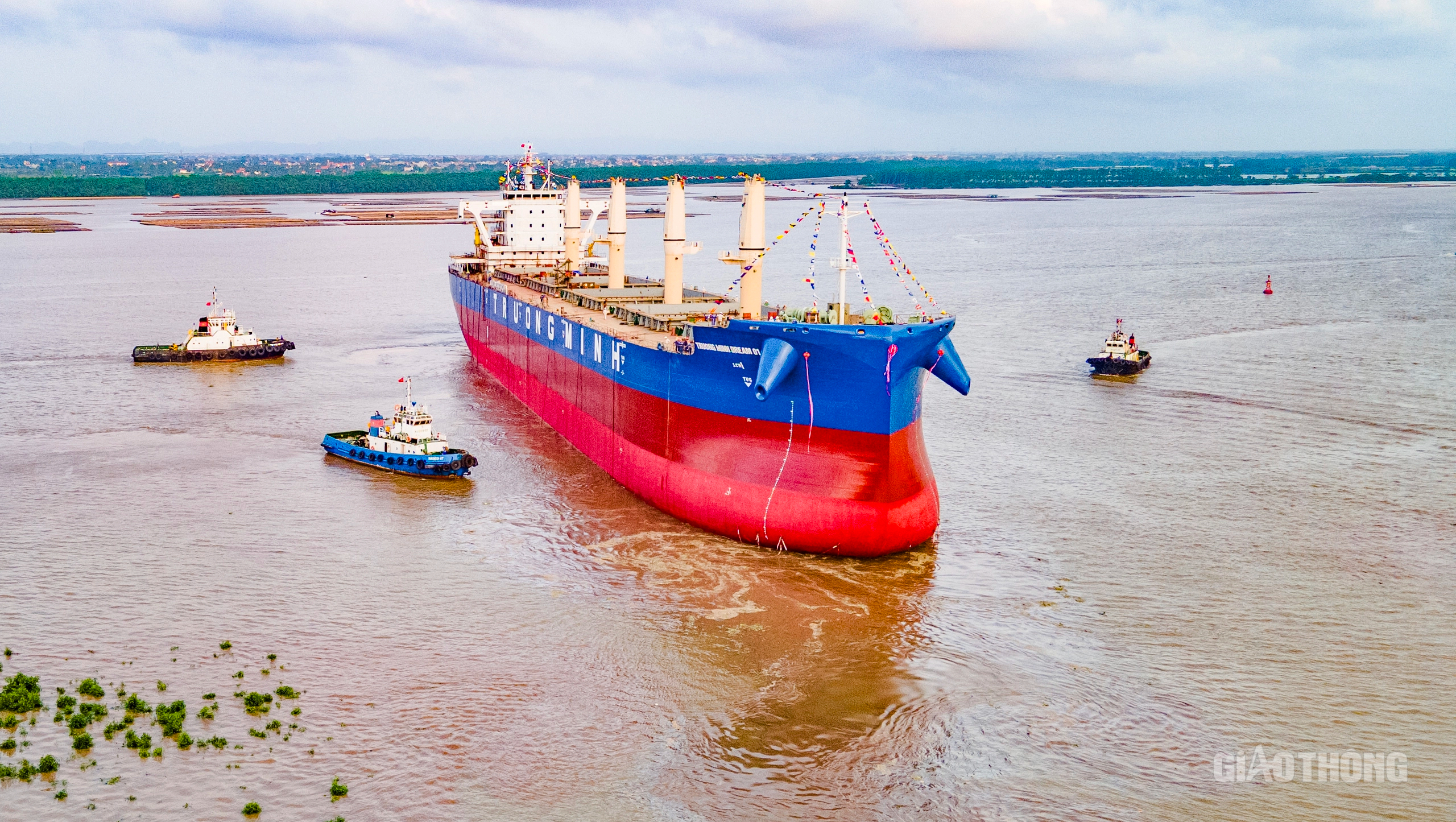 Cận cảnh hạ thủy tàu 65 nghìn tấn - tàu hàng rời lớn nhất đóng mới tại Việt Nam- Ảnh 16. Cận cảnh hạ thủy tàu 65 nghìn tấn - tàu hàng rời lớn nhất đóng mới tại Việt Nam- Ảnh 16.