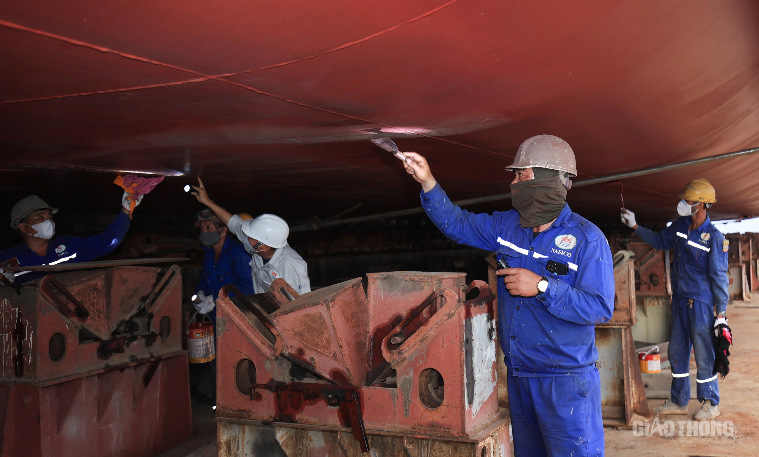 Cận cảnh hạ thủy tàu 65 nghìn tấn - tàu hàng rời lớn nhất đóng mới tại Việt Nam- Ảnh 11. Cận cảnh hạ thủy tàu 65 nghìn tấn - tàu hàng rời lớn nhất đóng mới tại Việt Nam- Ảnh 11.