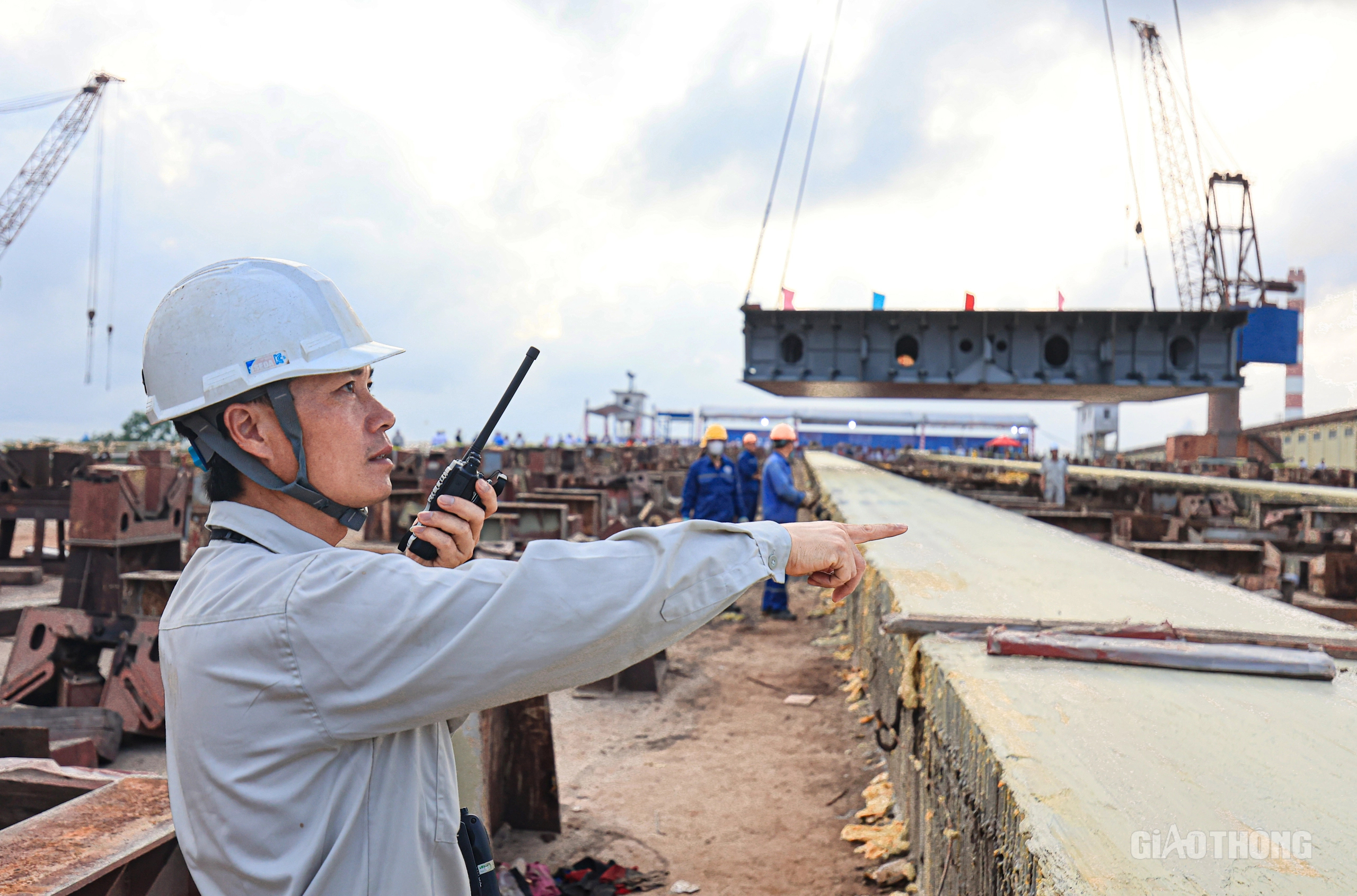 Cận cảnh hạ thủy tàu 65 nghìn tấn - tàu hàng rời lớn nhất đóng mới tại Việt Nam- Ảnh 18. Cận cảnh hạ thủy tàu 65 nghìn tấn - tàu hàng rời lớn nhất đóng mới tại Việt Nam- Ảnh 18.