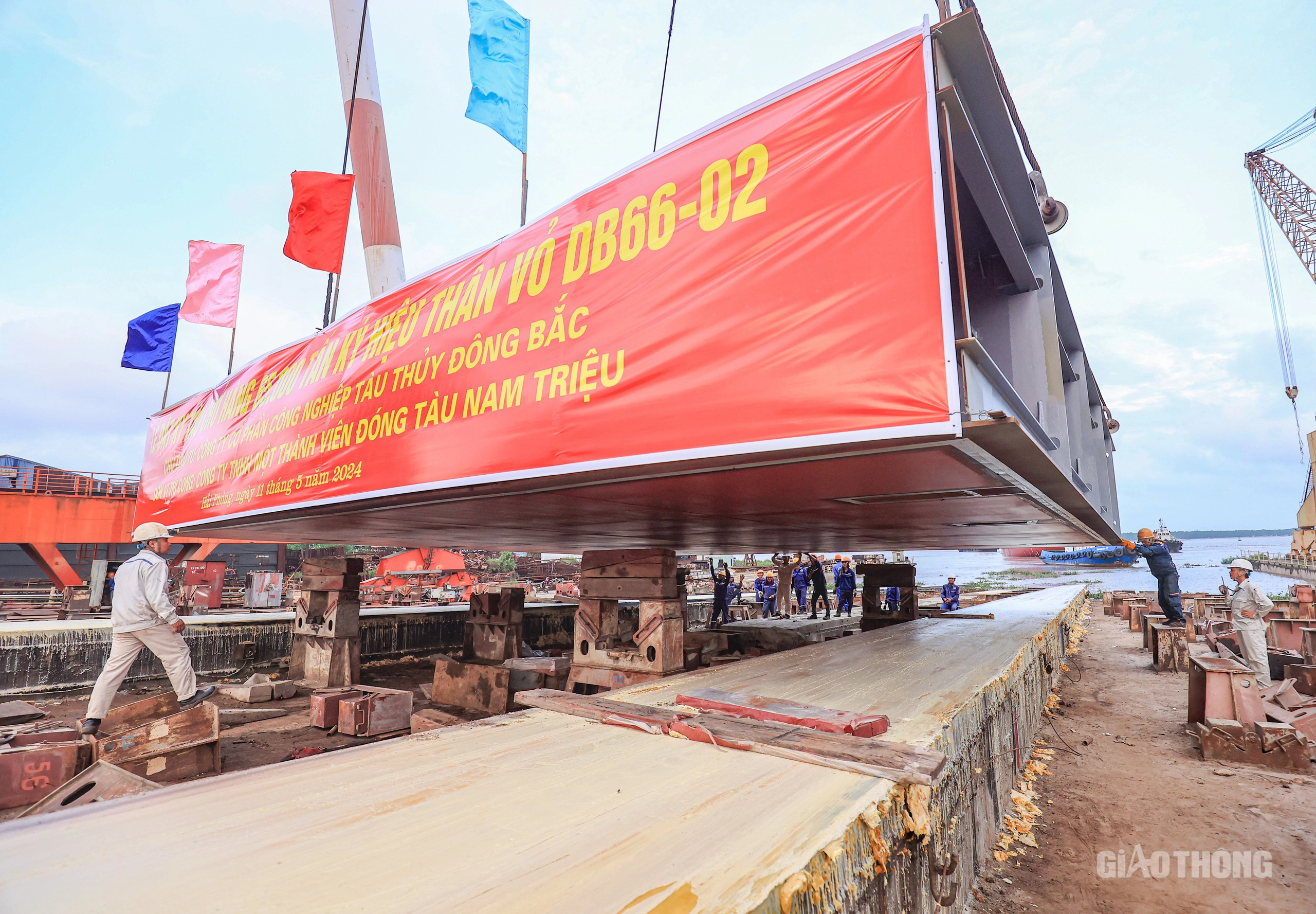 Cận cảnh hạ thủy tàu 65 nghìn tấn - tàu hàng rời lớn nhất đóng mới tại Việt Nam- Ảnh 19. Cận cảnh hạ thủy tàu 65 nghìn tấn - tàu hàng rời lớn nhất đóng mới tại Việt Nam- Ảnh 19.