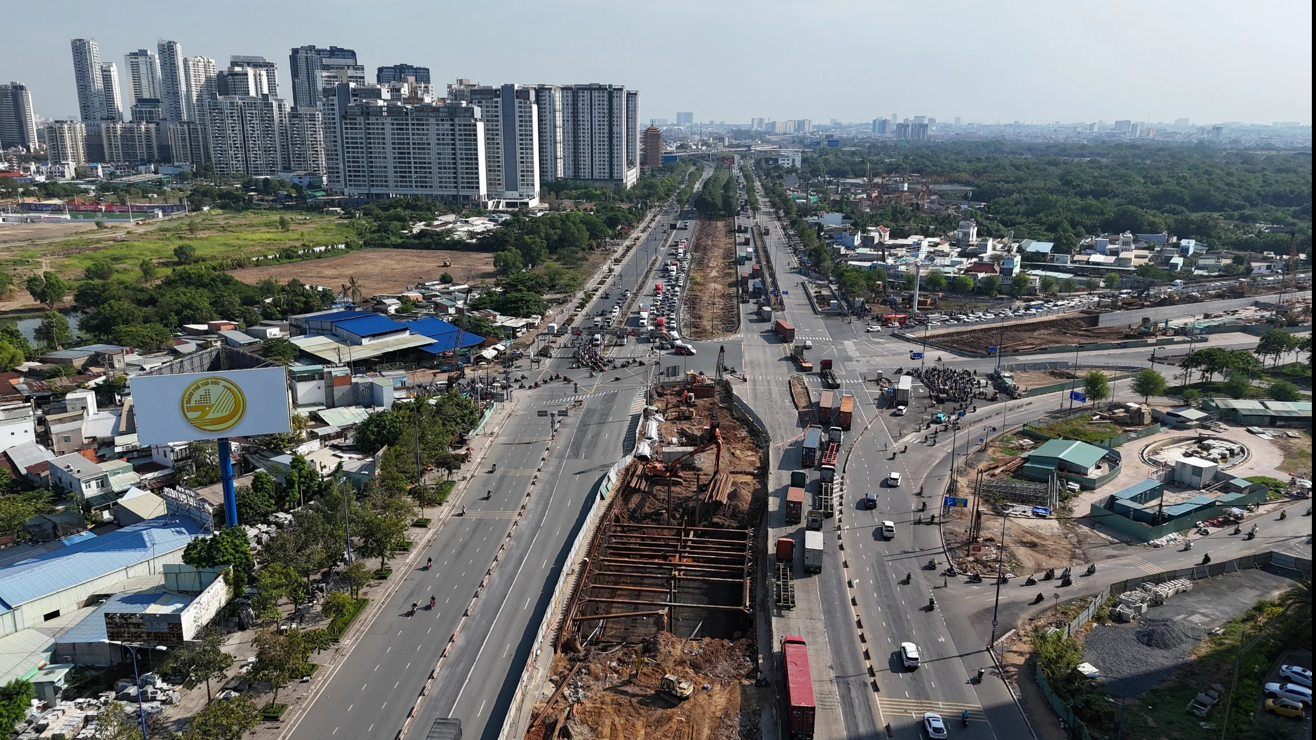 Ng&agrave;y đầu thay đổi giao th&ocirc;ng n&uacute;t giao An Ph&uacute;, bỡ ngỡ nhưng kh&ocirc;ng rối loạn- Ảnh 8.