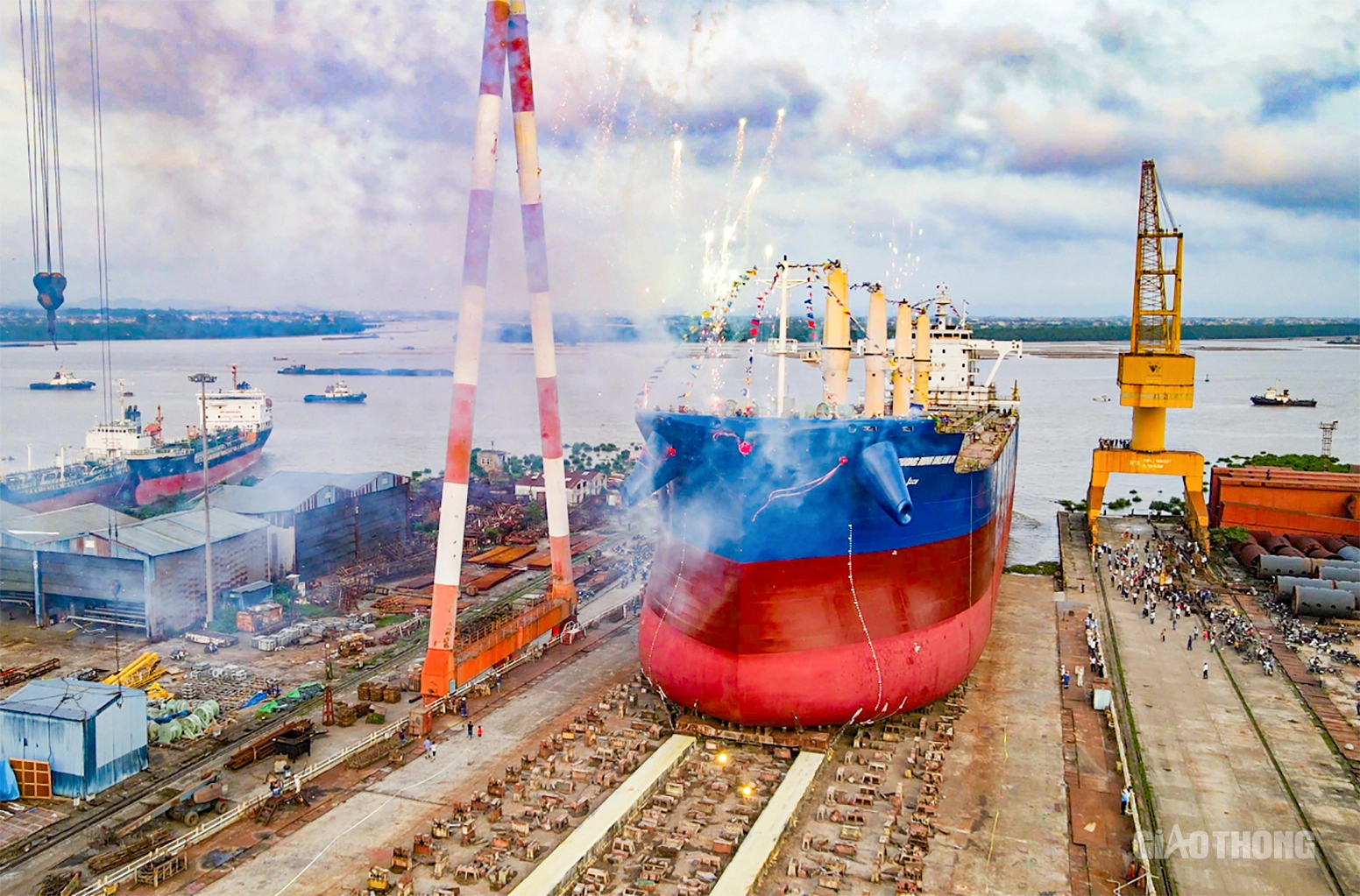 Cận cảnh hạ thủy tàu 65 nghìn tấn - tàu hàng rời lớn nhất đóng mới tại Việt Nam- Ảnh 14. Cận cảnh hạ thủy tàu 65 nghìn tấn - tàu hàng rời lớn nhất đóng mới tại Việt Nam- Ảnh 14.