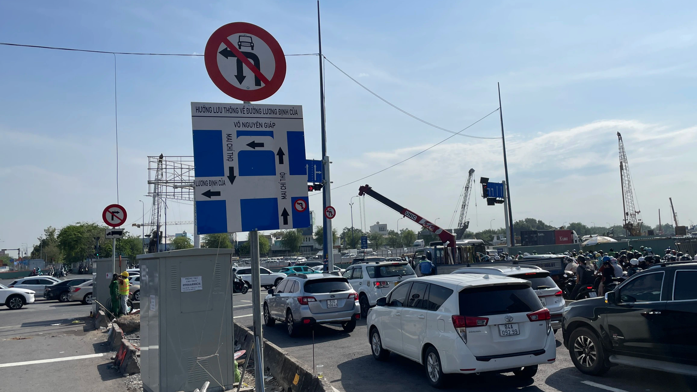 Ng&agrave;y đầu thay đổi giao th&ocirc;ng n&uacute;t giao An Ph&uacute;, bỡ ngỡ nhưng kh&ocirc;ng rối loạn- Ảnh 1.