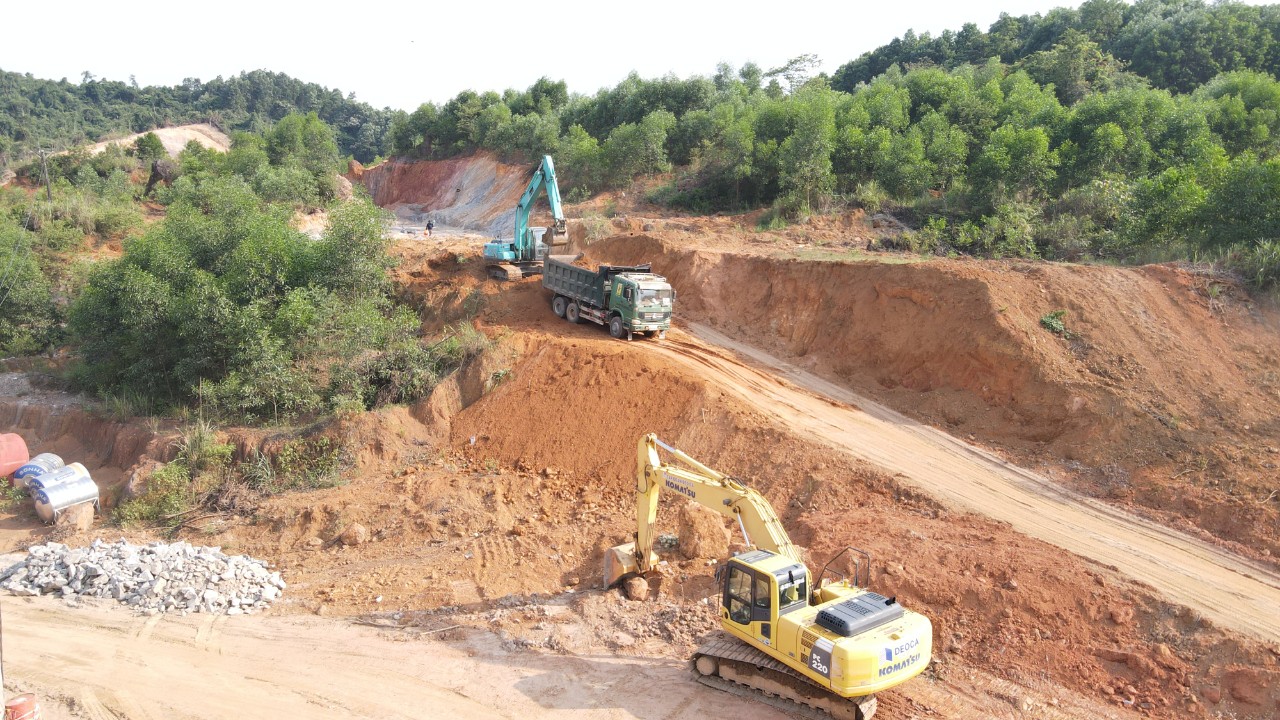 C&ocirc;ng nh&acirc;n dựng l&aacute;n trong rừng, bạt n&uacute;t mở đường t&agrave;u xuy&ecirc;n đ&egrave;o Khe N&eacute;t- Ảnh 3.