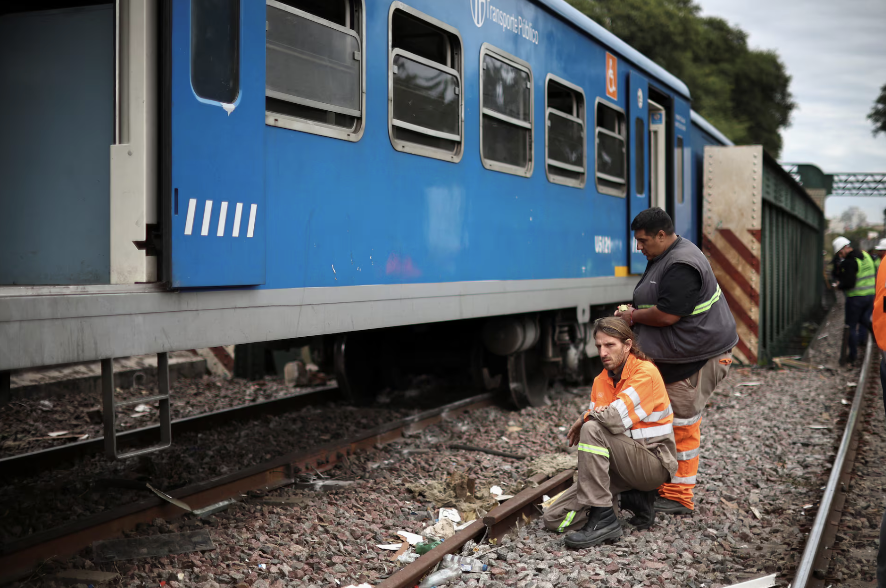 Cận cảnh vụ va chạm t&agrave;u nghi&ecirc;m trọng khiến &iacute;t nhất 60 người bị thương- Ảnh 4.