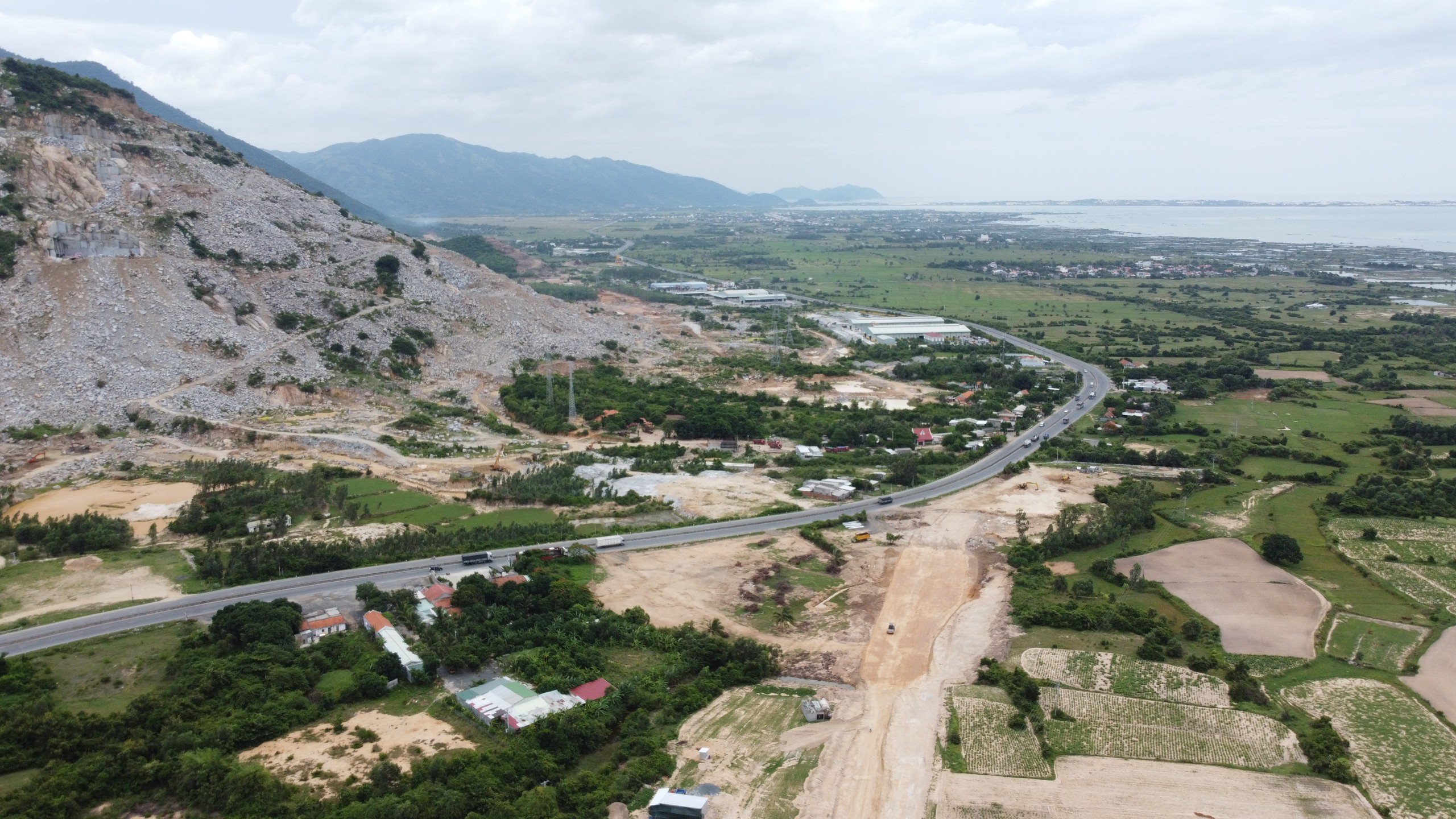 V&igrave; sao cần điều chỉnh hướng tuyến đường ven biển 2.000 tỷ ở Kh&aacute;nh H&ograve;a?- Ảnh 3.