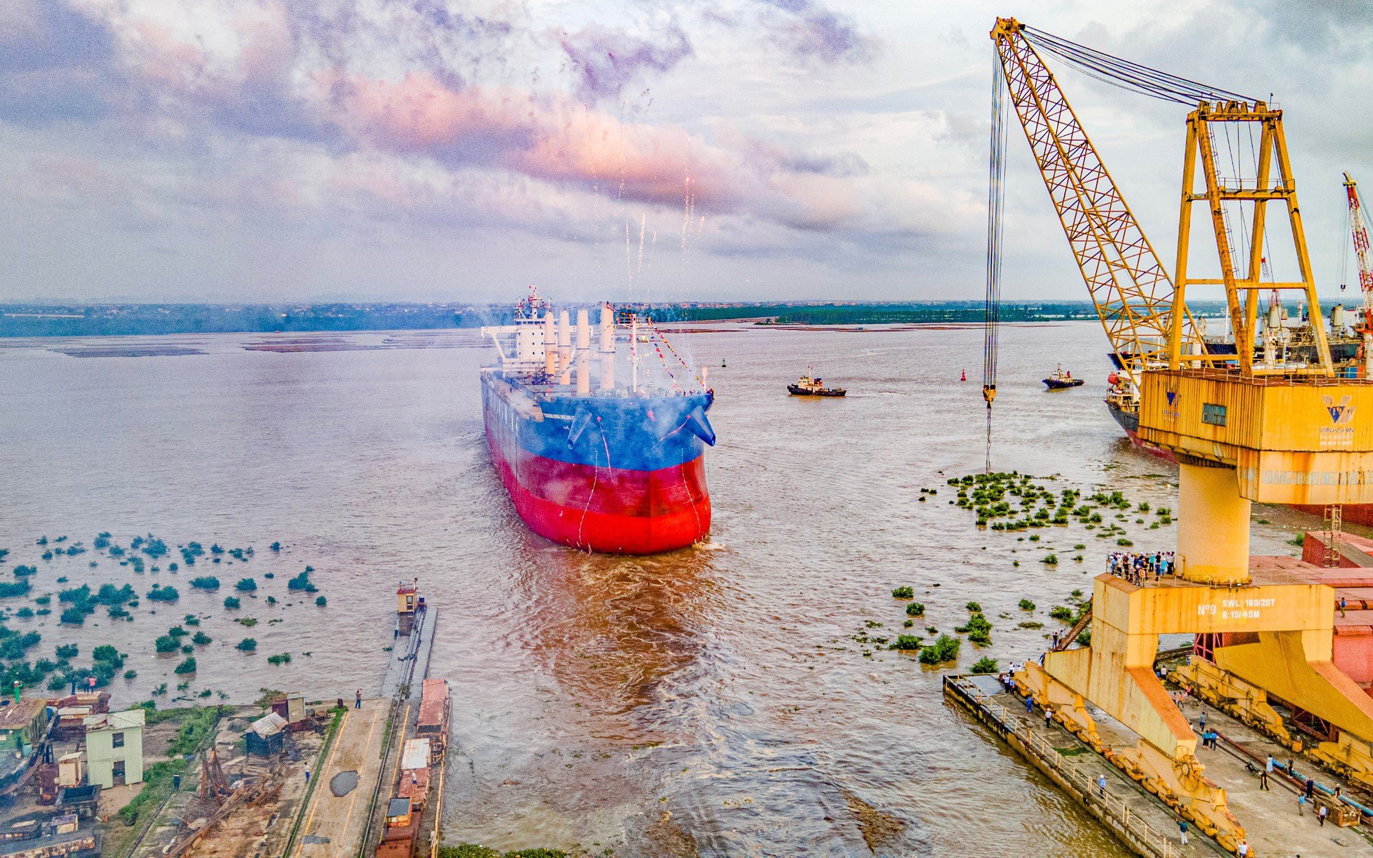 Hạ thủy t&agrave;u h&agrave;ng rời lớn nhất đ&oacute;ng mới tại Việt Nam